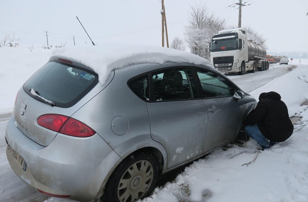 <b></b> Étrépilly, mercredi 7 février 2018. Plusieurs automobilistes et camionneurs ont été piégés par la chaussée glissante.