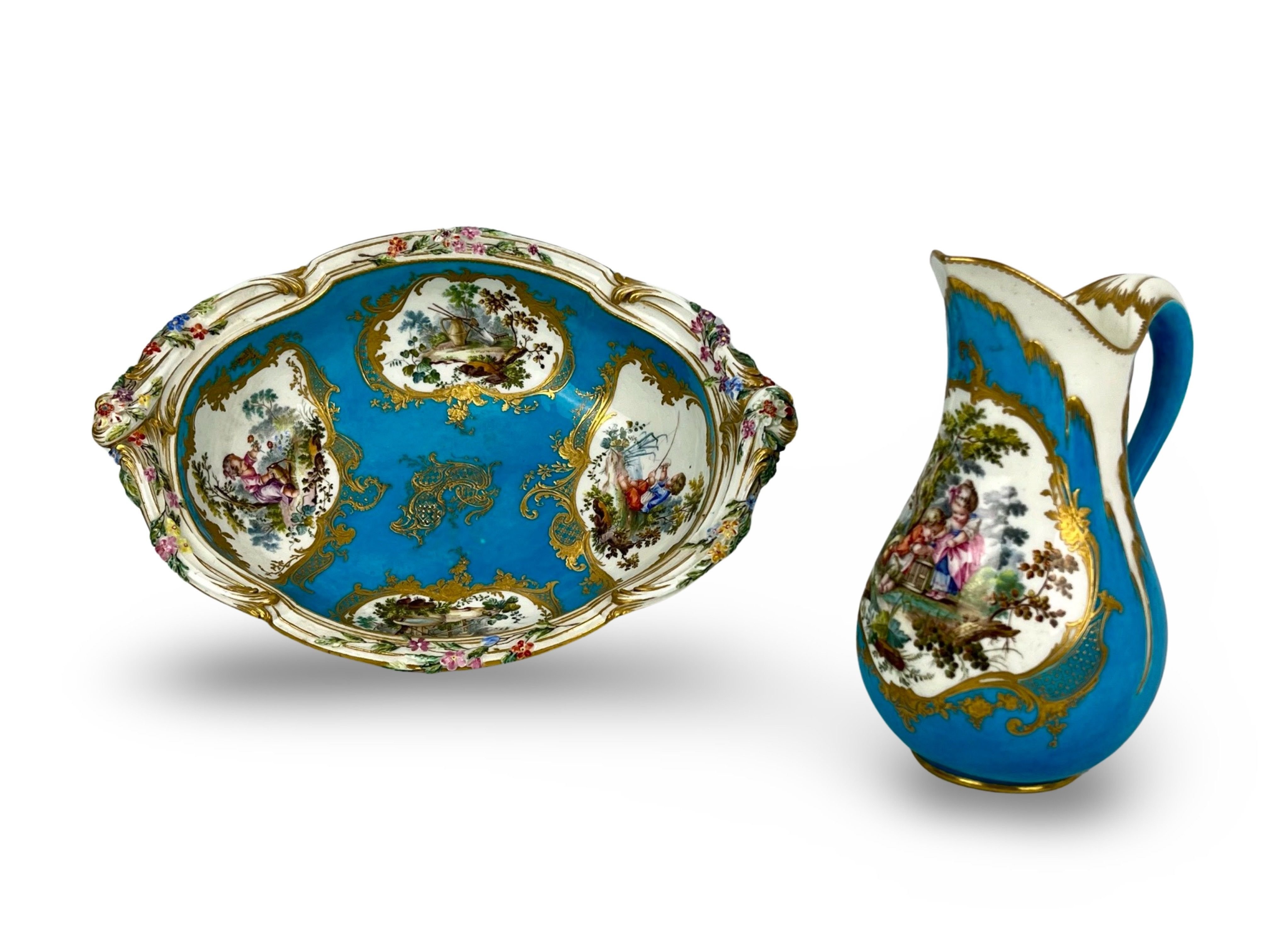 Ce vase - baptisé aiguière - et ce bassin avaient été offerts à un ancêtre du comte de Thoiry par Marie-Antoinette. Des pièces exceptionnelles en porcelaine de Sèvres, colorées d’un «bleu céleste» unique au monde. DR