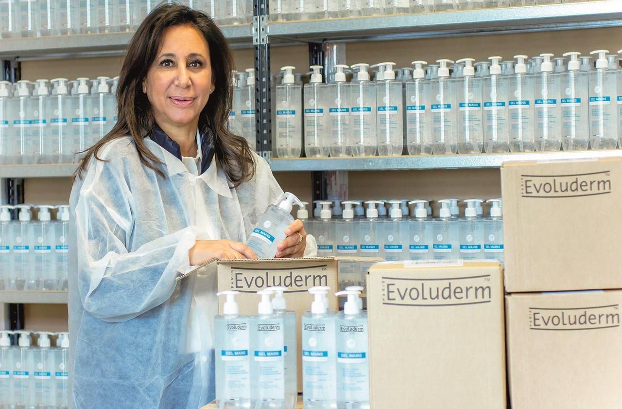 <b></b> Nathalie Aiach, cofondatrice d’Evoluderm, à Gennevilliers, une entreprise de cosmétique reconvertie dans la fabrication de gel hydroalcoolique.