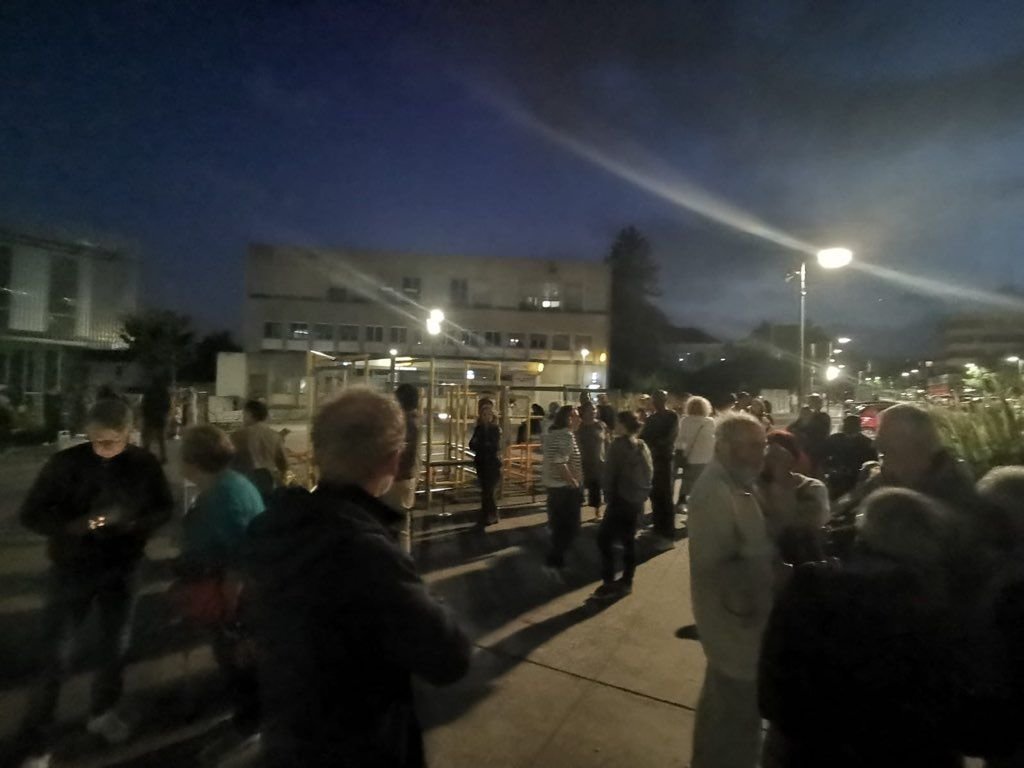 Fosses (Val-d'Oise), samedi 1er juillet. Des citoyens se sont joints aux élus pour rester sur le parvis de la mairie une partie de la soirée, afin d'empêcher de nouvelles dégradations. DR