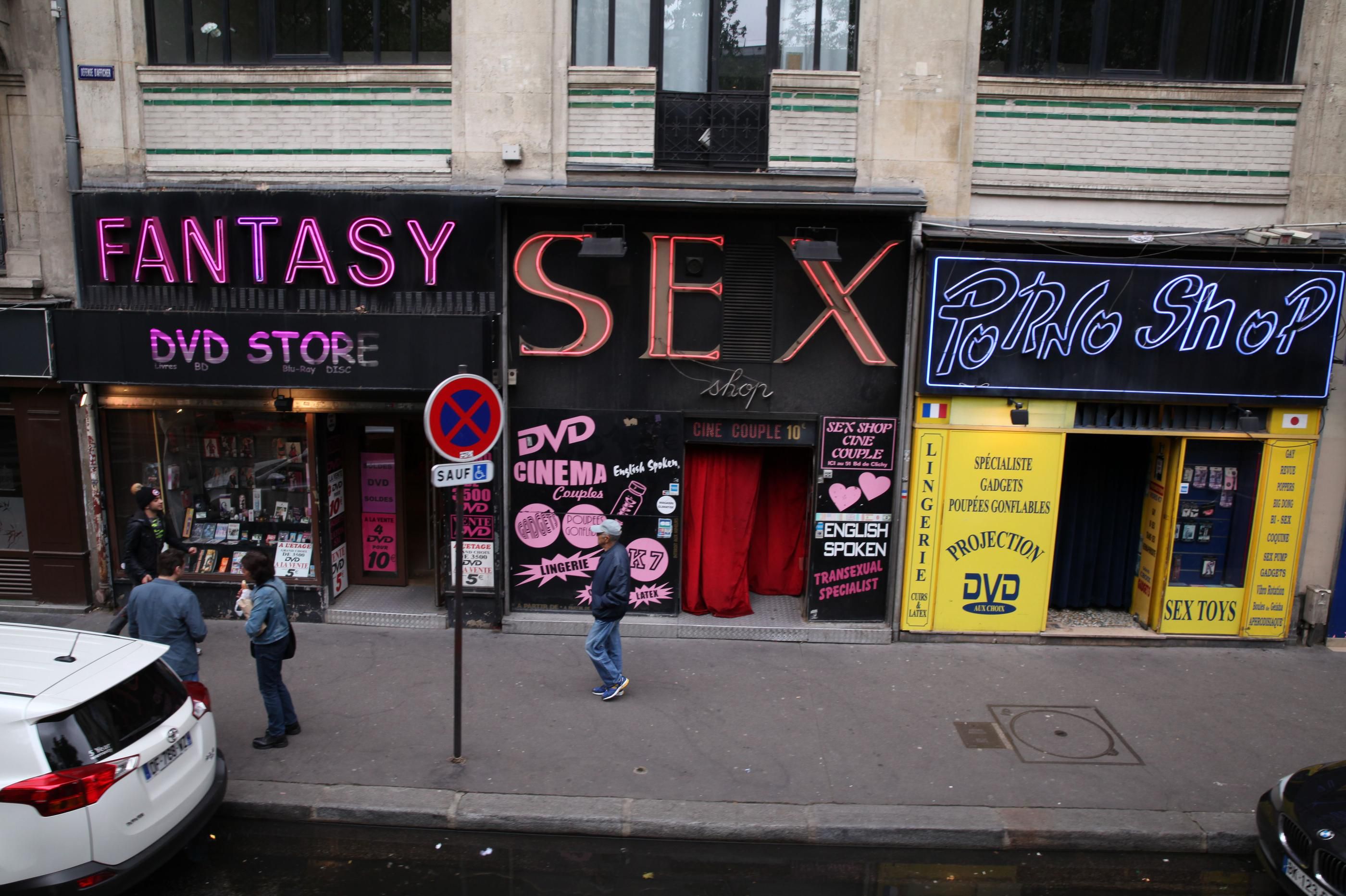 Les deux braqueurs ciblaient des commerces du boulevard de Clichy à Paris (ici en 2016), qui abritent de nombreux sex-shops (Archives). LP/Olivier Boitet