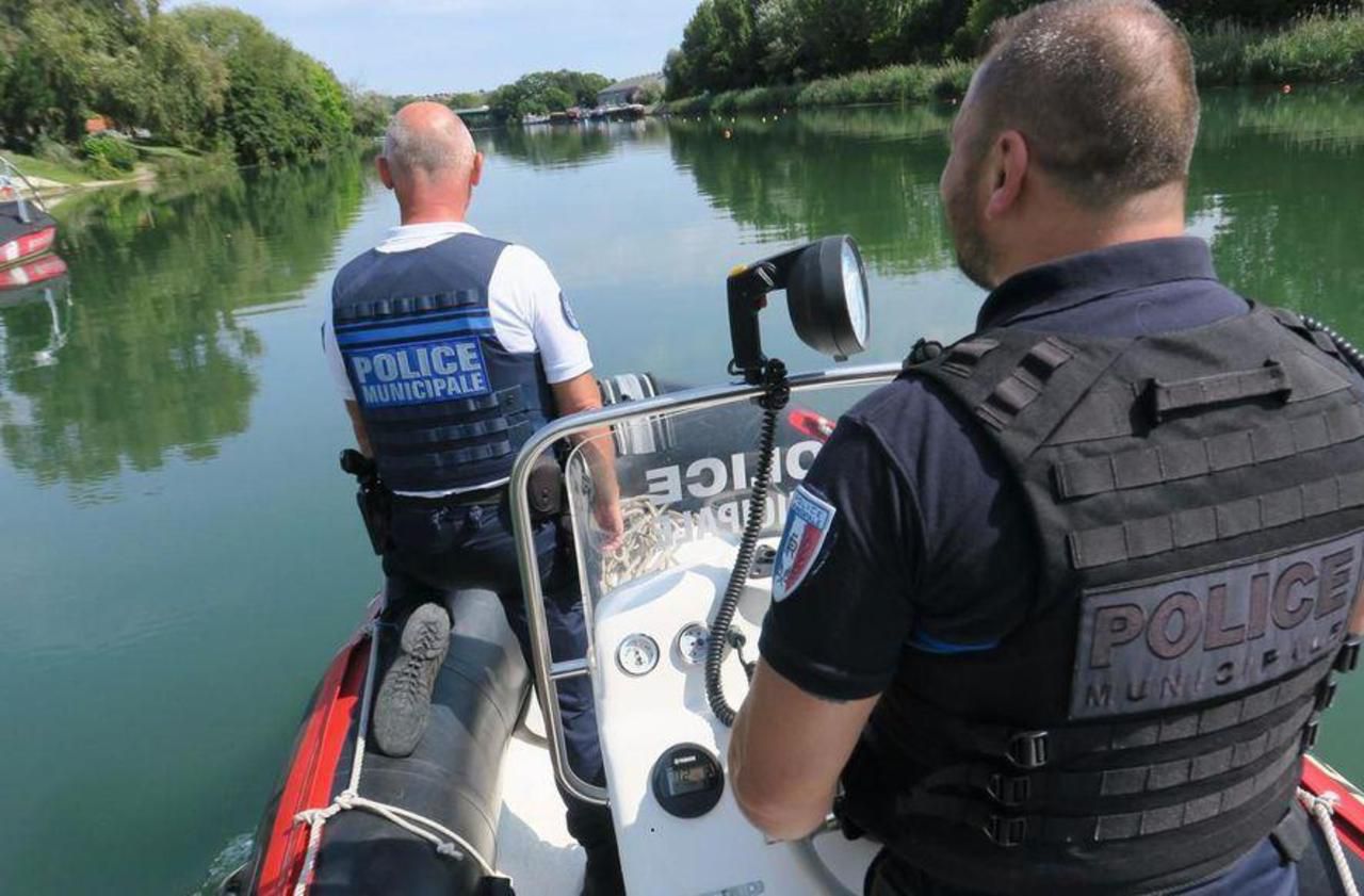 <b></b> Saint-Maur, août 2017. Les policiers municipaux patrouillent sur la Marne pour faire de la prévention auprès des baigneurs mais aussi dresser des amendes.