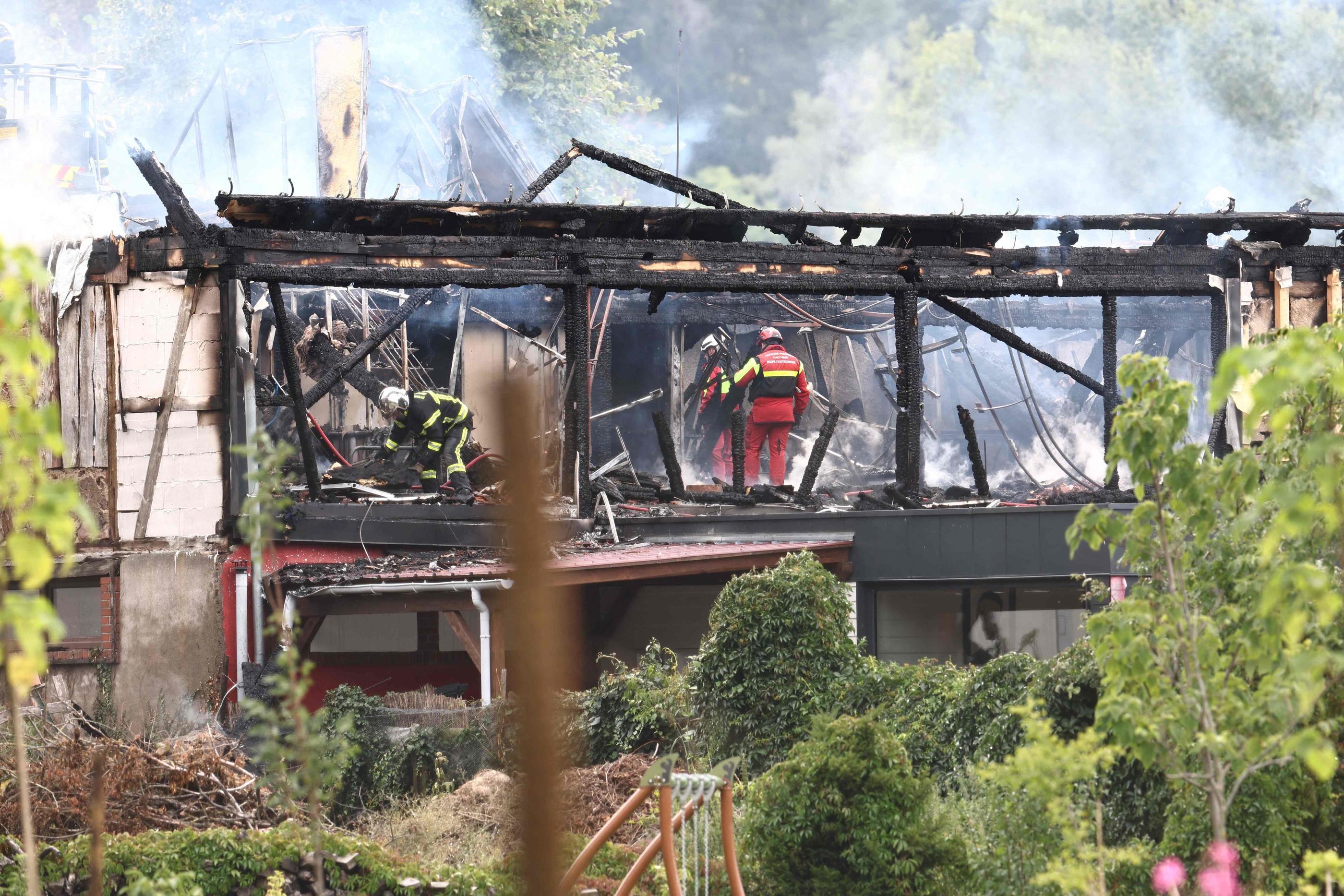 La structure en bois, incendiée le 9 août à Wintzenheim, hébergeait vingt-huit personnes réparties sur trois niveaux. Sebastien BOZON / AFP