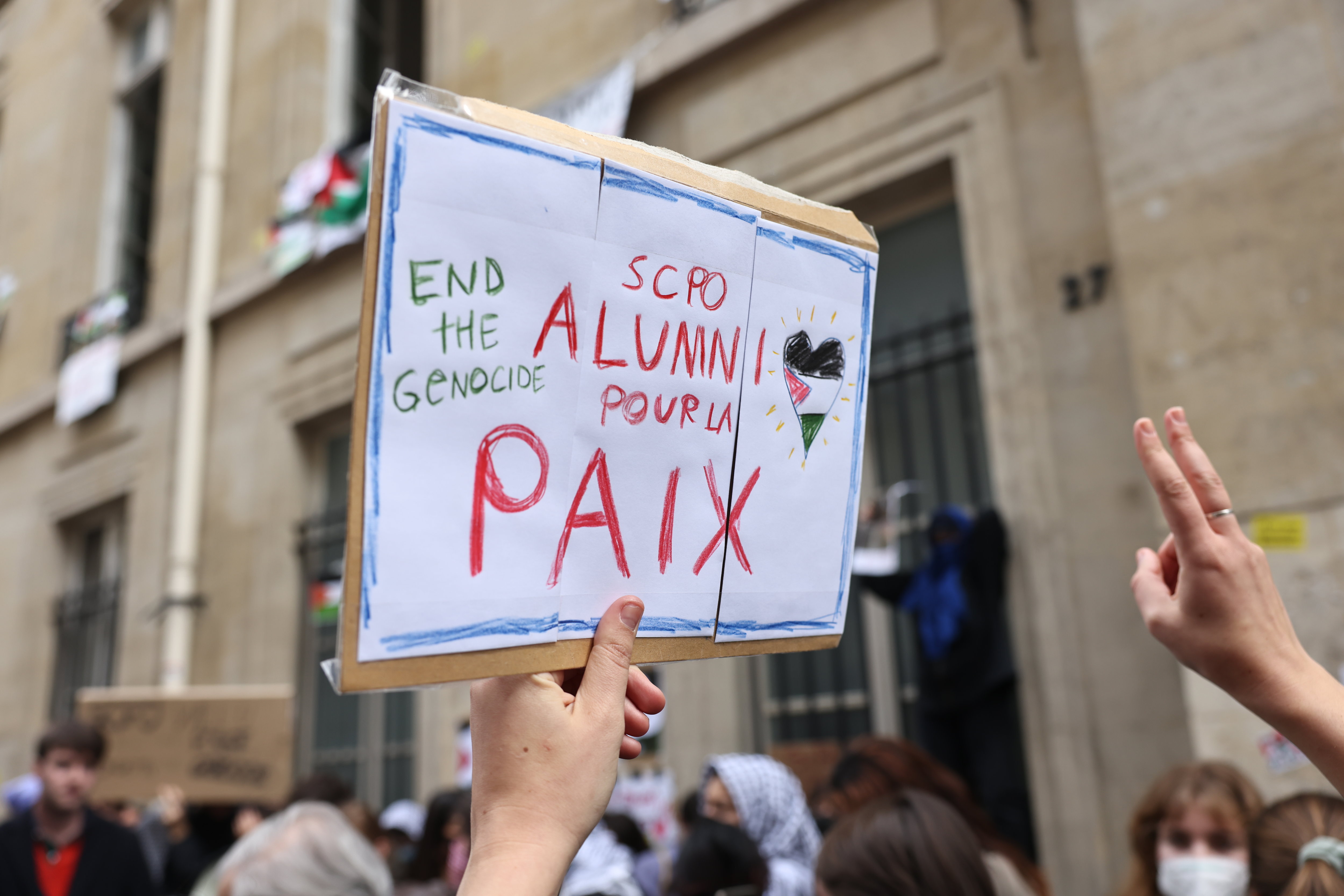 L'USL appelle les lycéens à rejoindre la mobilisation pour un cessez-le-feu à Gaza (ici devant Sciences-po Paris le 26 avril). LP/Frédéric Dugit