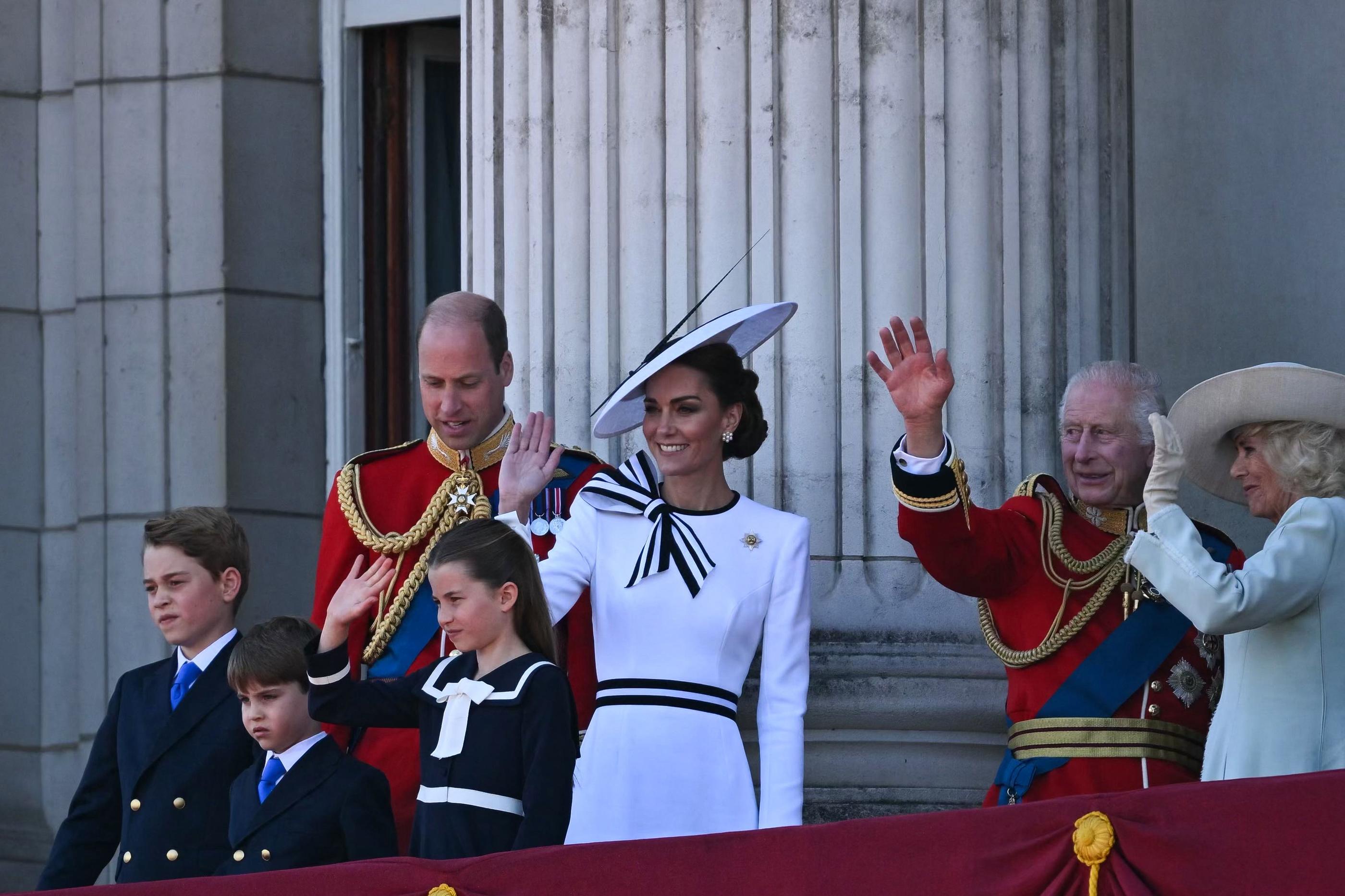 Comme la tradition le veut, la famille royale s'est rendue sur le balcon du palais de Buckingham pour admirer le défilé aérien de la Royal Air Force. AFP/ Justin Tallis
