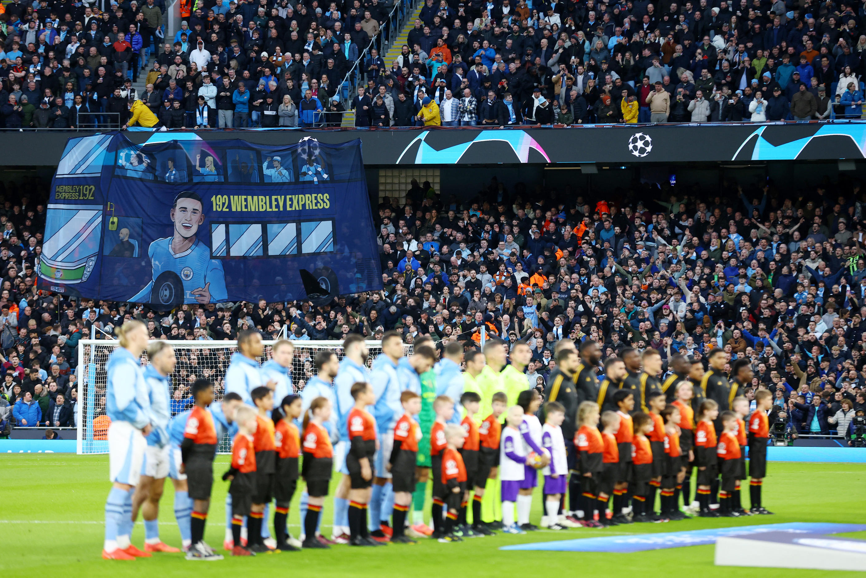 Les supporters de Manchester City ont à nouveau sifflé l'hymne avant le quart de finale de la Ligue des champions. REUTERS/Carl Recine