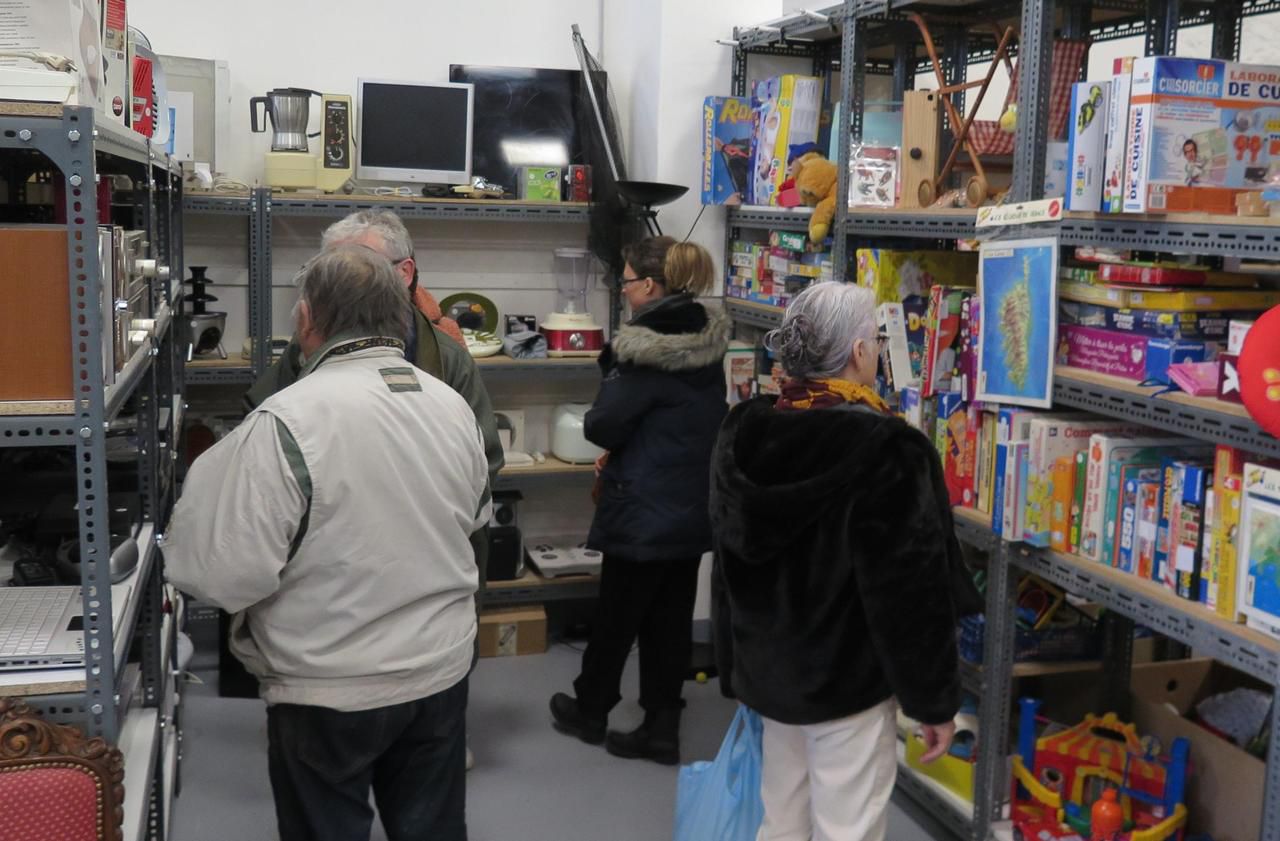 <b></b> Saint-Arnoult-en-Yvelines, samedi. La ressourcerie a rouvert ses portes samedi après plusieurs mois de fermeture suite à un incendie.