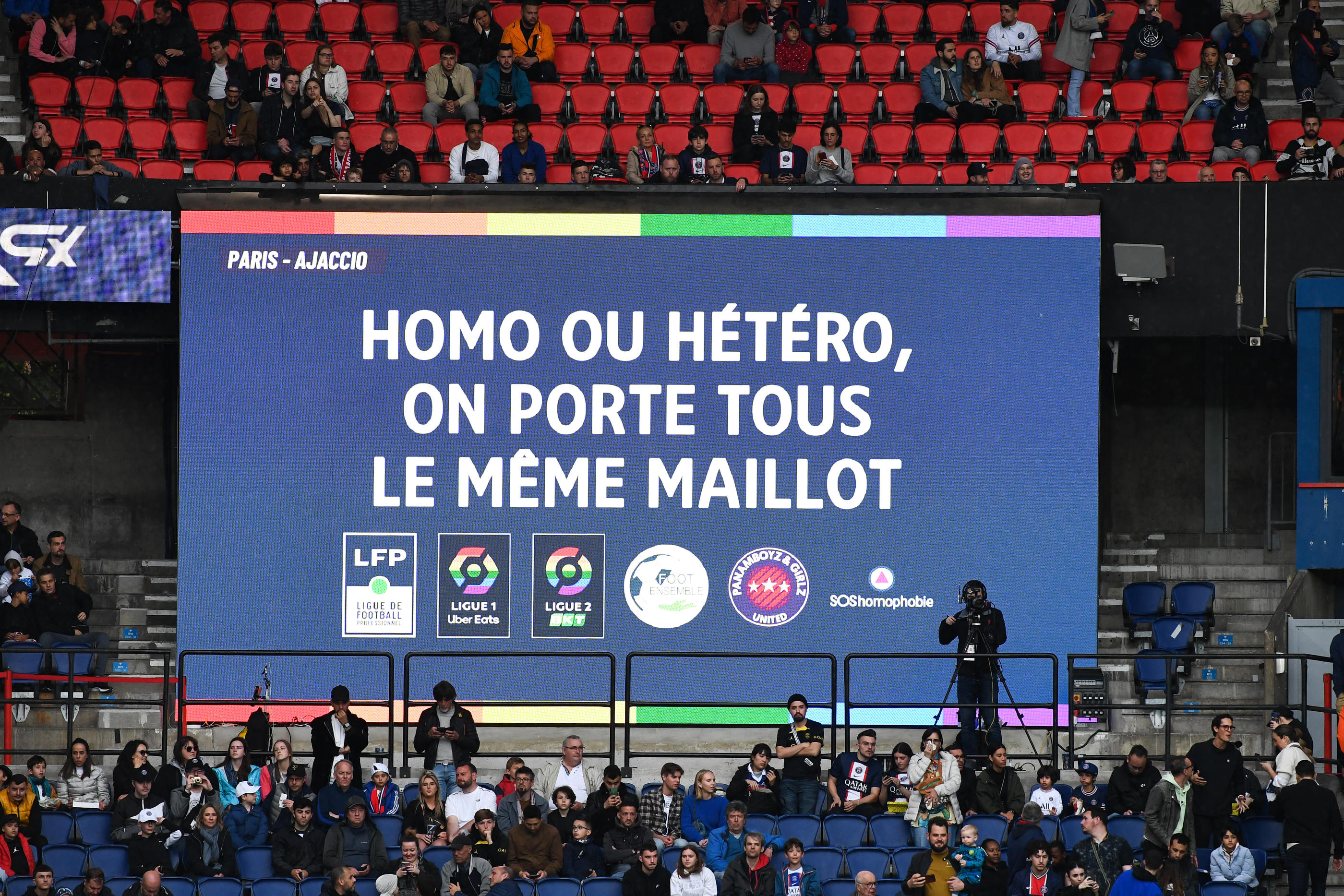 En 2023 déjà, la LFP avait organisé mi-mai une journée de lutte contre l'homophobie en affichant les couleurs du drapeau arc-en-ciel sur ses logos et sur les écrans géants des stades, comme ici au Parc des Princes. Icon Sport/Christophe Saidi
