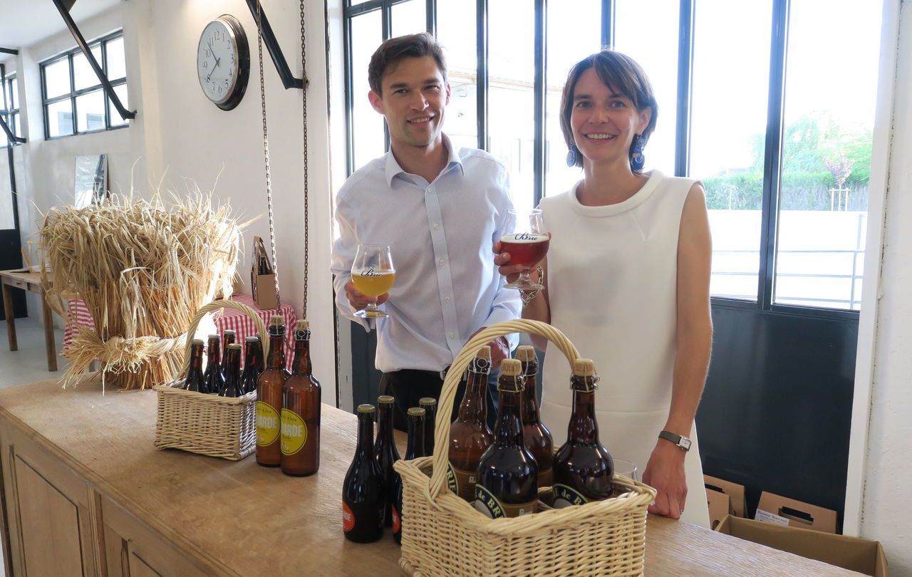 <b></b> Courpalay, juin 2016. Estelle et Hubert Rabourdin voient leurs Bières de Brie ambrée et blanche de nouveau récompensée au concours général agricole lors du salon de l’agriculture. (LP/Faustine Léo.)