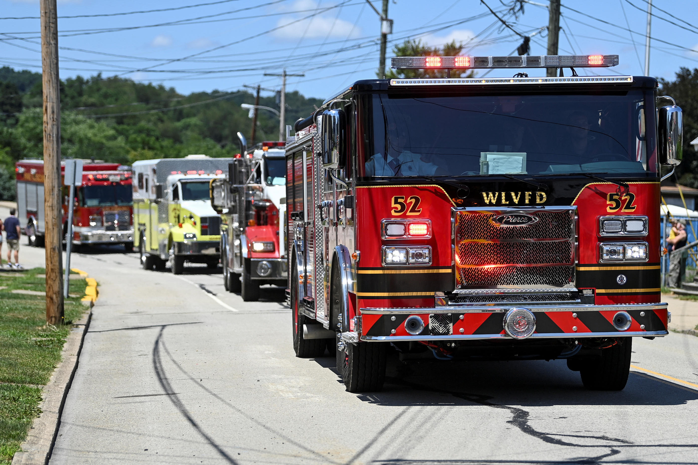 De très nombreux camions de pompier étaient présents dans le comté de Butler en Pennsylvanie, à l'occasion des funérailles de Corey Comperatore, un soldat du feu tué samedi dernier au meeting de Donald Trump. REUTERS/Alan Freed