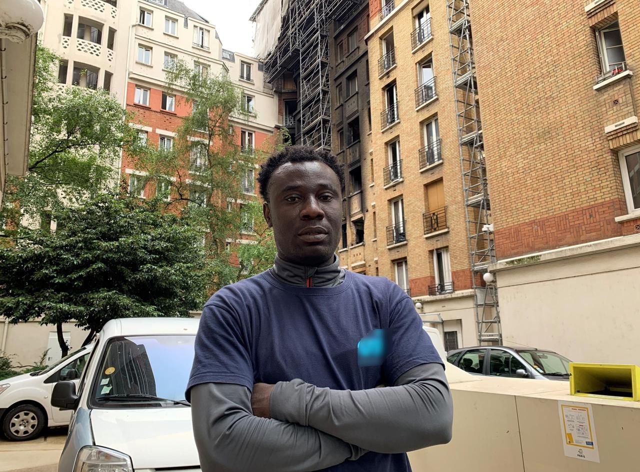 <b></b> Paris (XIVe), ce vendredi. Au lendemain de l’incendie qui a ravagé 16 appartements, Djalega Léon Gnahore est de nouveau au travail. La veille, cet agent d’entretien et demandeur d’asile était le premier à avoir alerté et porté secours aux habitants.