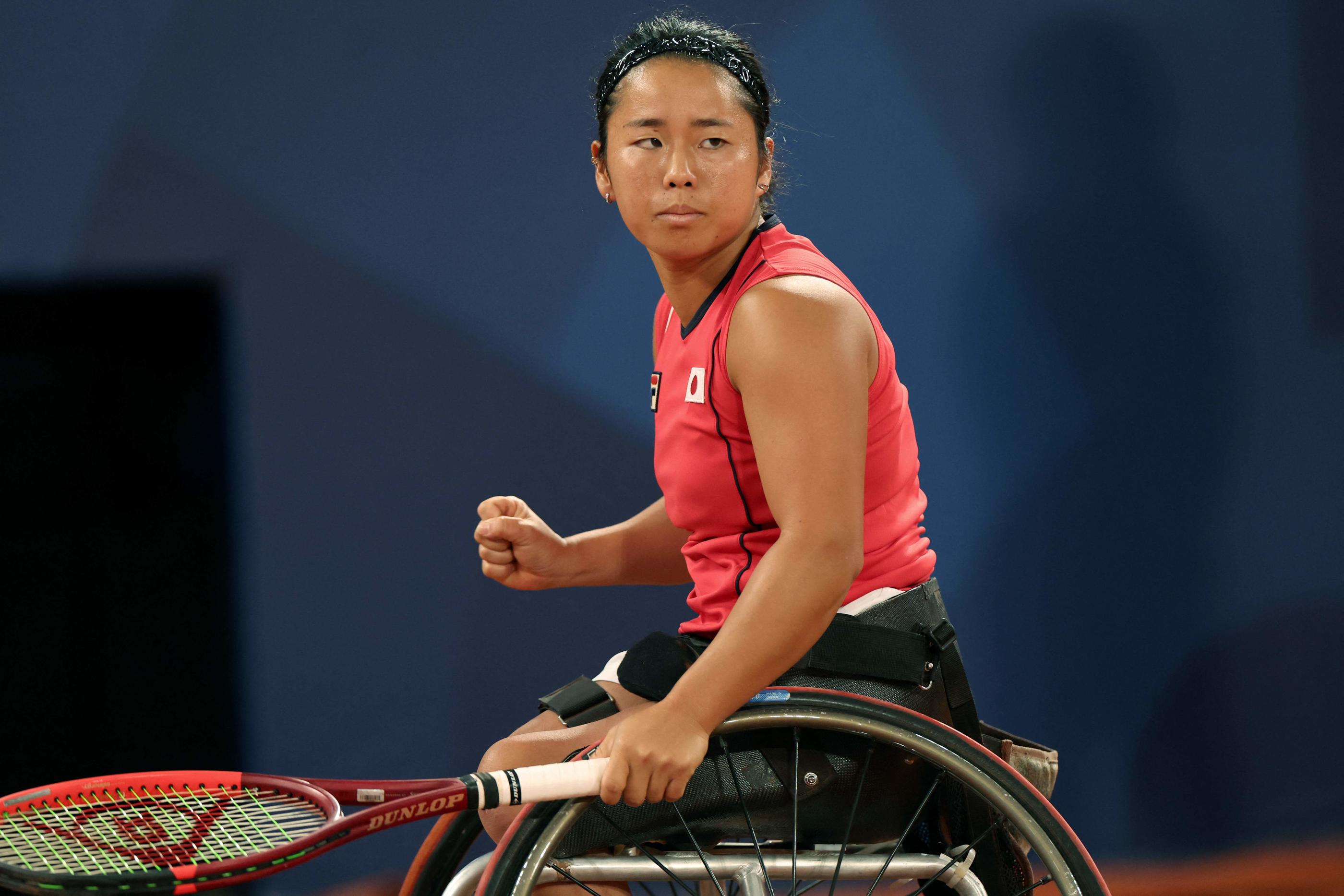 A 30 ans, Yui Kamiji  est la deuxième joueuse mondiale de tennis fauteuil. Elle est devenue célèbre surtout depuis les Paralympiques de Tokyo qui ont su faire connaitre cette discipline et valorisé les vedettes nationales.  (Photo by ALAIN JOCARD / AFP)