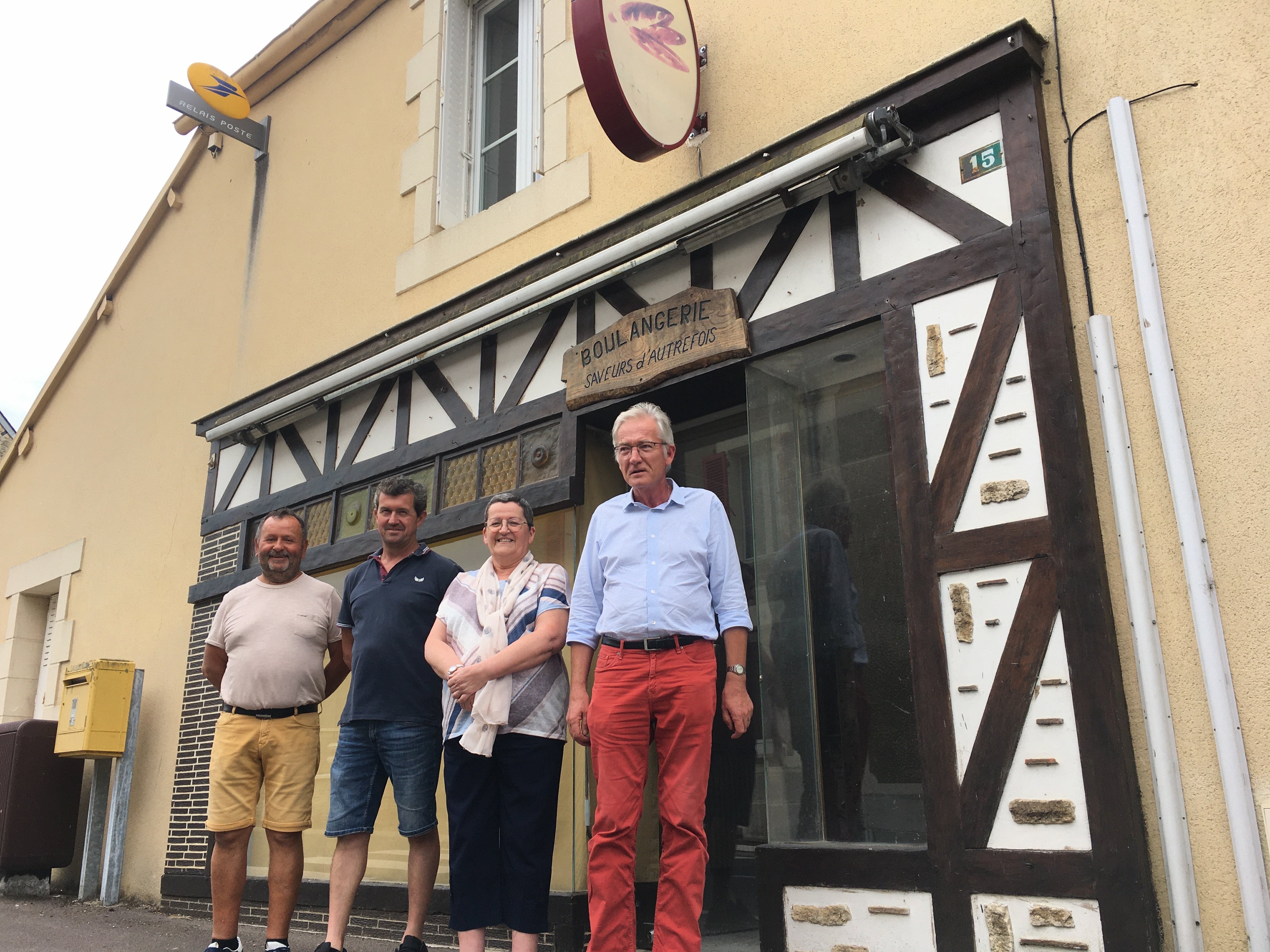 Le maire de Jort (Calvados), Jean-François Guillemot (pantalon rouge), se tient avec trois de ses conseillers devant l’ancienne boulangerie, en travaux pour devenir un commerce multiservices. LP/Esteban Pinel