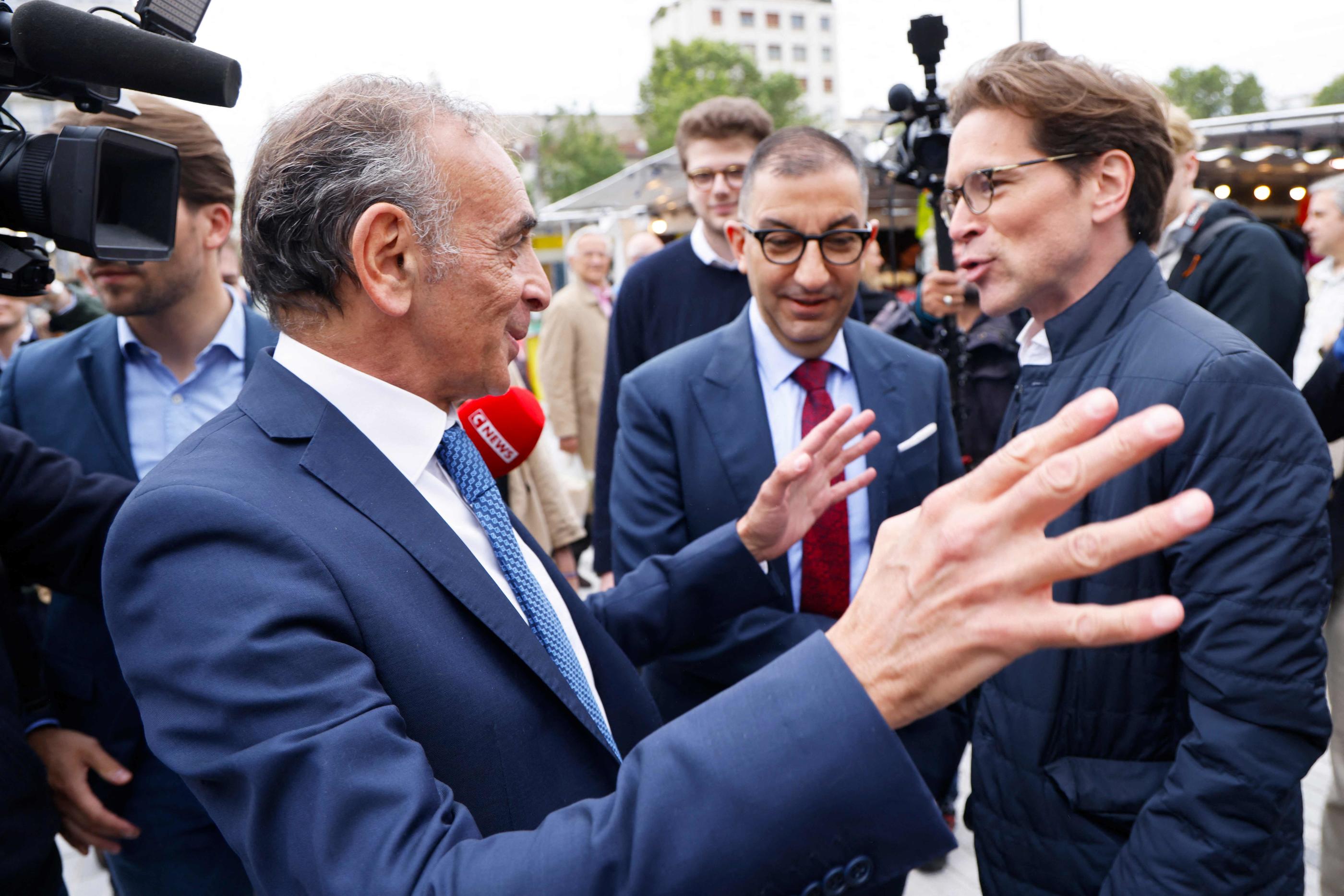 Neuilly-sur-Seine, le 19 juin 2024. Venu soutenir son candidat dans la 6e circonscription, Jean Messiha (au centre), Eric Zemmour face au candidat LR Geoffroy Didier, investi par le bureau politique en opposition avec la ligne d’Éric Ciotti. AFP/Ludovic Marin