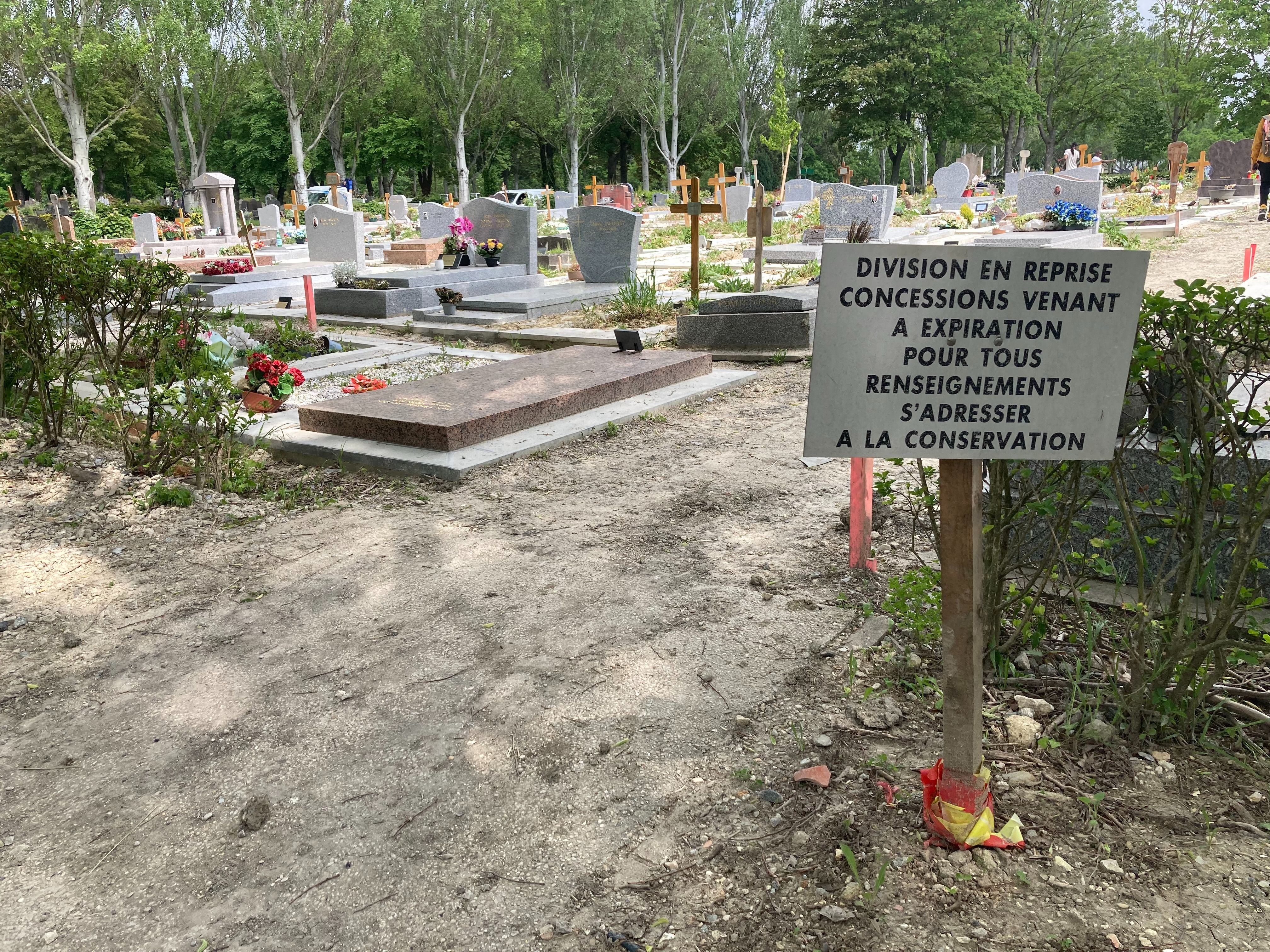 Pantin (Seine-Saint-Denis), lundi. Au cimetière parisien, comme ailleurs, les concessions qui arrivent à échéance sont exhumées après le constat d'abandon. LP/Estelle Dautry