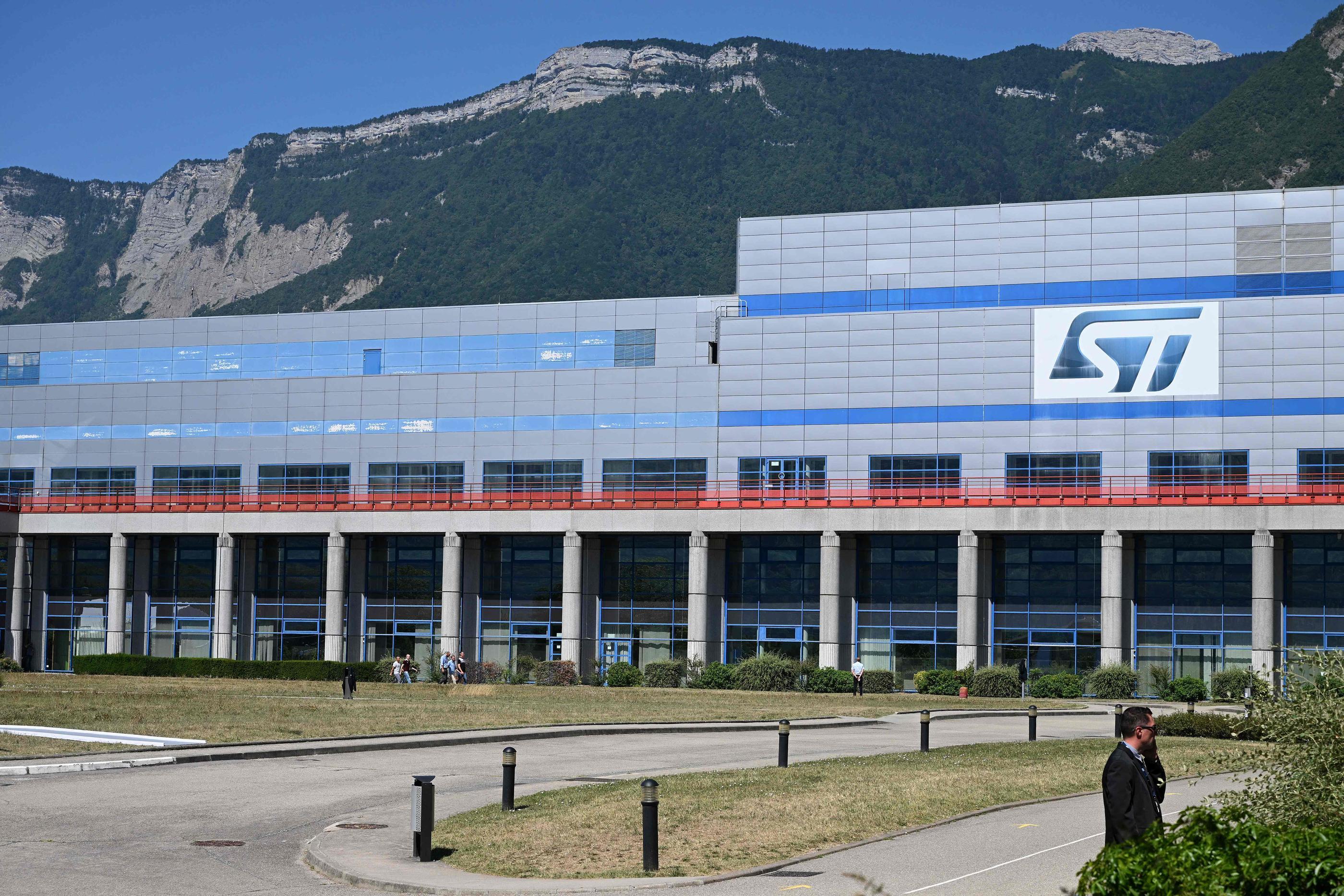 Les fabricants STMicroelectronics et GlobalFoundries vont construire une usine de semi-conducteurs à Crolles, près de Grenoble (Isère). AFP/Jean-Philippe KSIAZEK