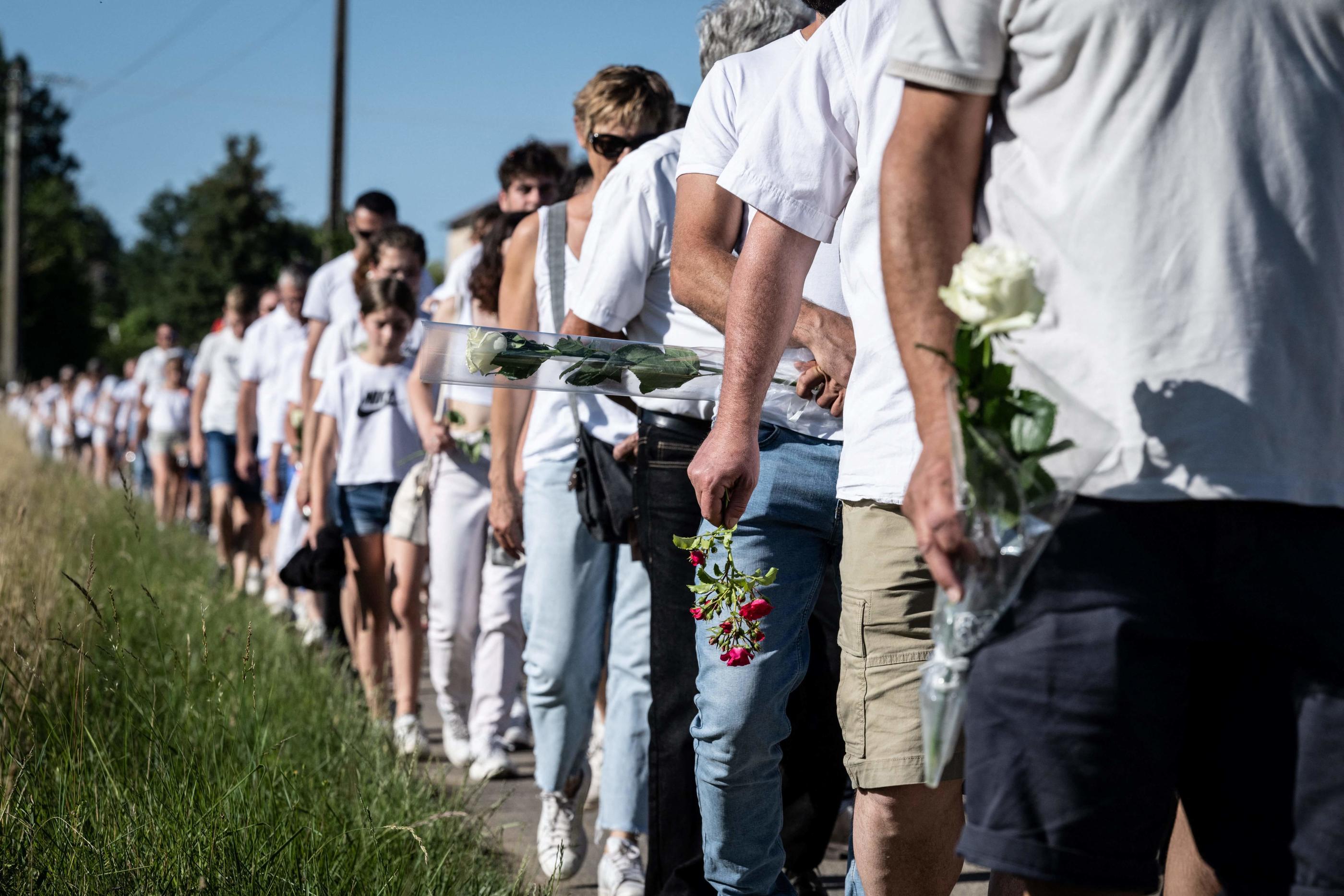 Clessé, le 13 juin 2022. Des personnes participent à une marche en hommage à Emma. AFP/Jean-Philippe Ksiazek