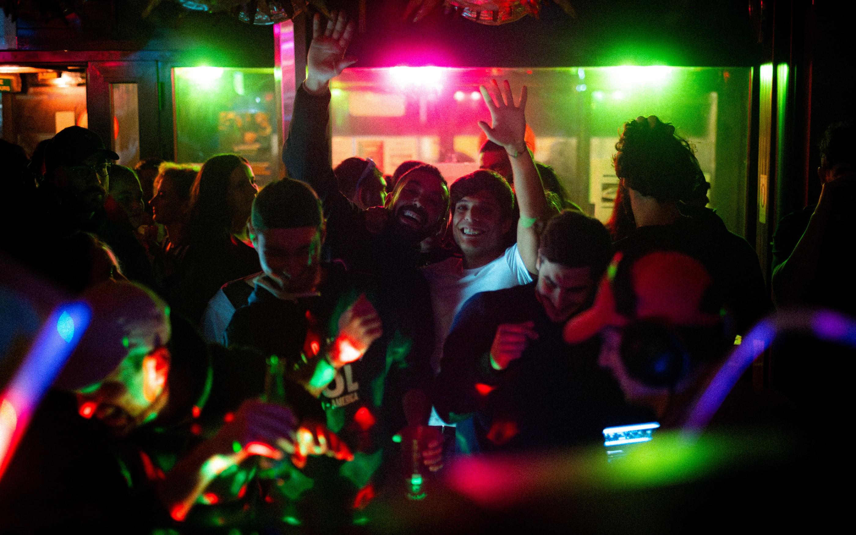 Soires avec DJ, cave  vin, sandwichs la nouvelle vie des bars-tabacs -  Le Parisien