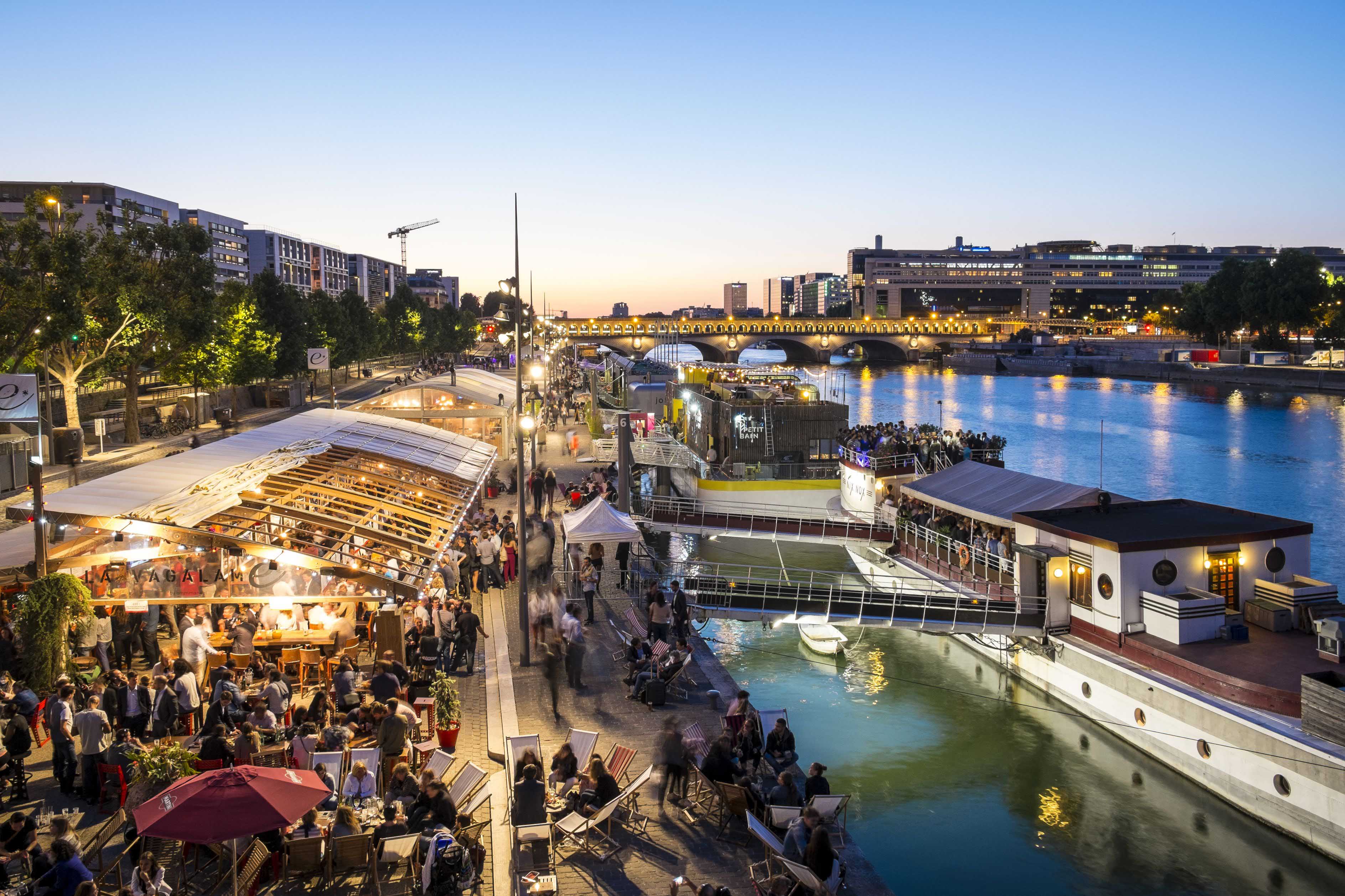 En été, des restaurants éphémères s’installent sur la rive gauche de la Seine, comme ici, quai François-Mauriac (XIIIe arrondissement). Hemis.fr/Gardel Bertrand