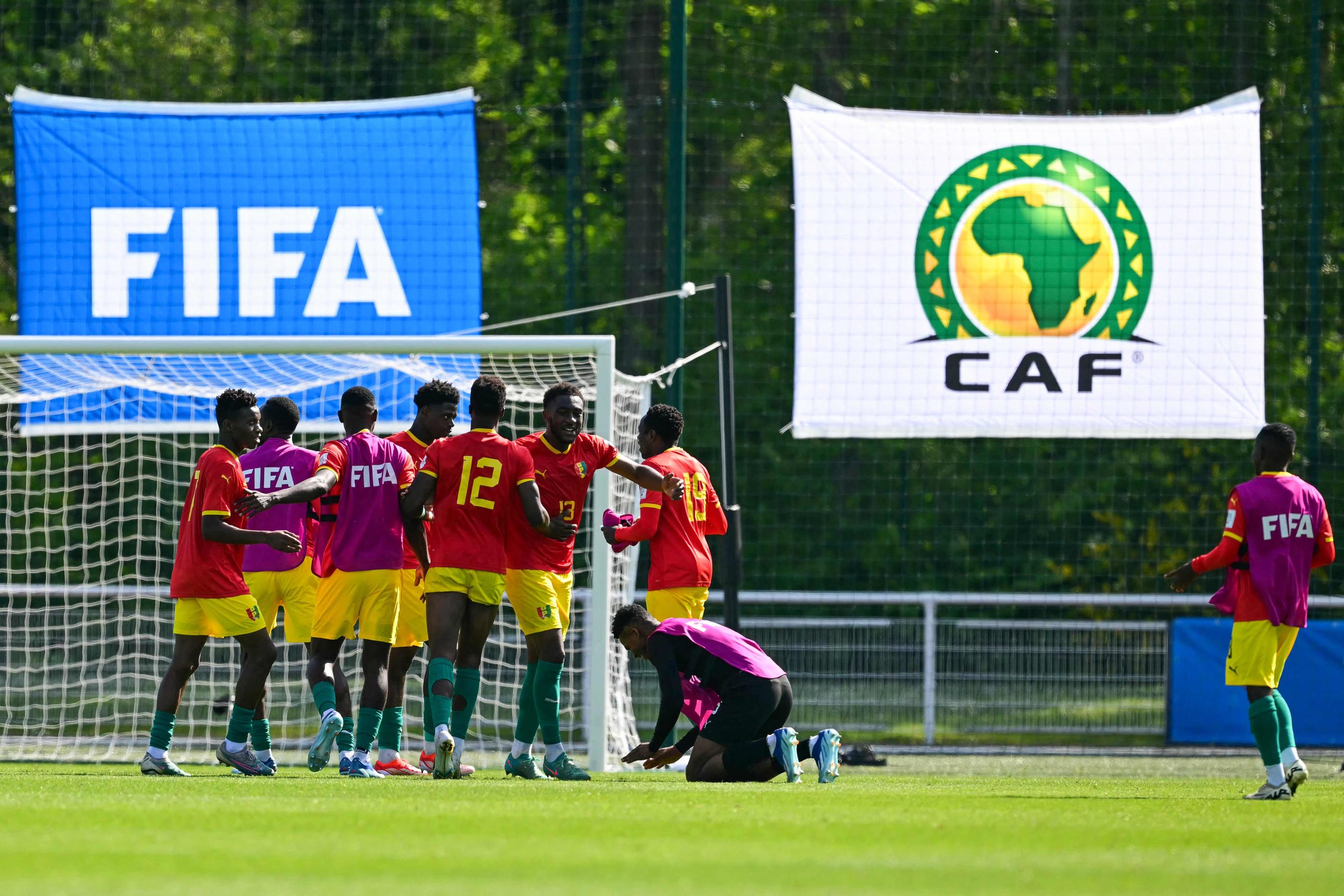 La joie des Guinéens, qualifiés pour les JO après leur victoire contre l'Indonésie, le 9 mai 2024 à Clairefontaine. AFP/Miguel Medina