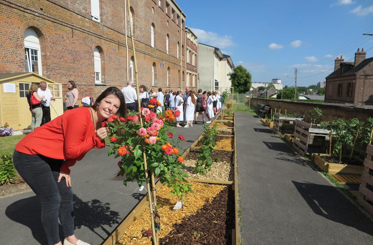 <b></b> Beauvais, lundi. Noëmi, bénévole à l’association Perspectives contre le cancer, a participé à la réalisation du jardin thérapeutique de l’unité de soins palliatifs de l’hôpital.