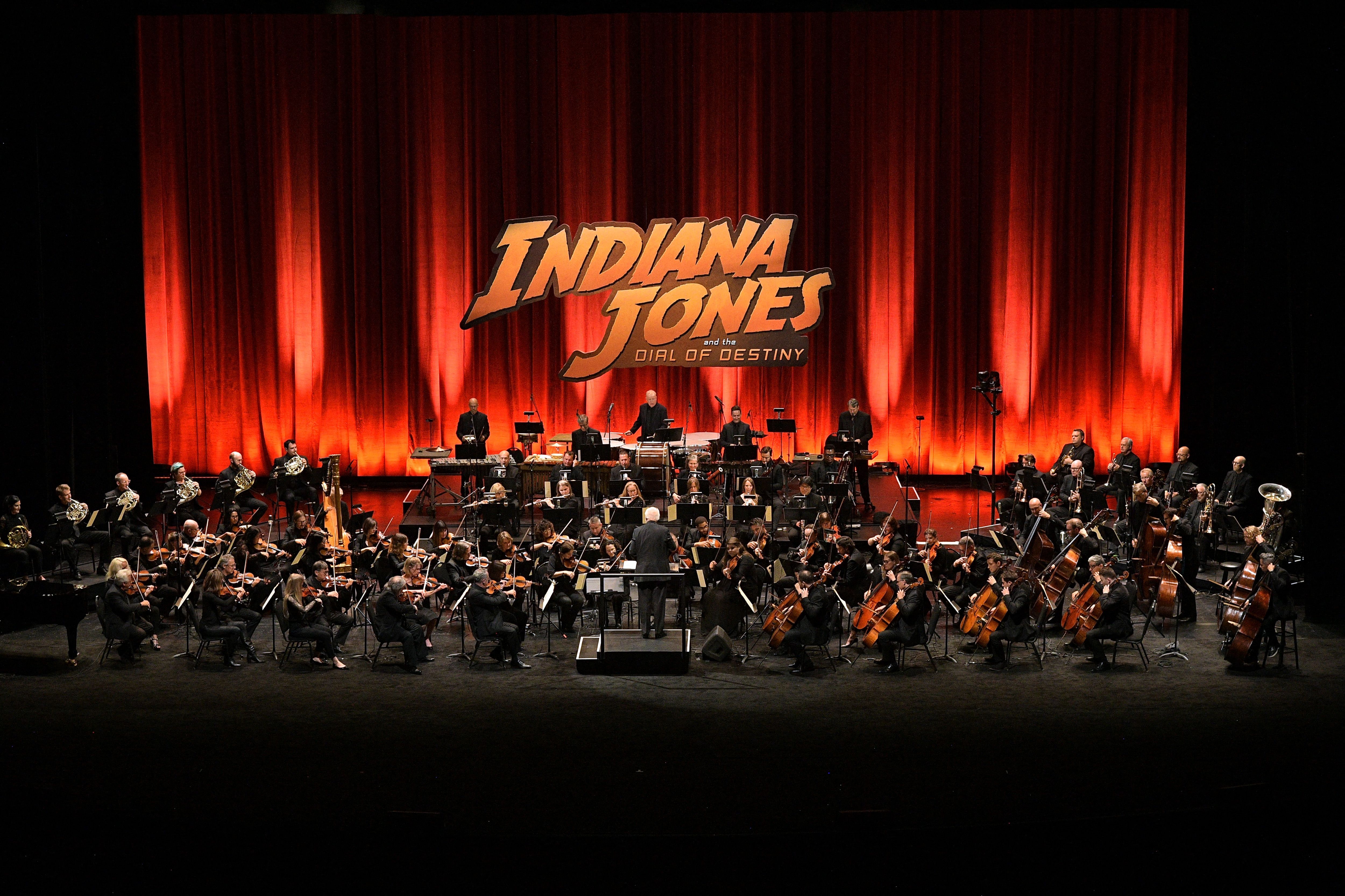 John Willliams interprète avec son orchestre le thème d'Indiana Jones, lors de la premère hollywoodienne du film. Charley Gallay/Getty Images for Disney/AFP