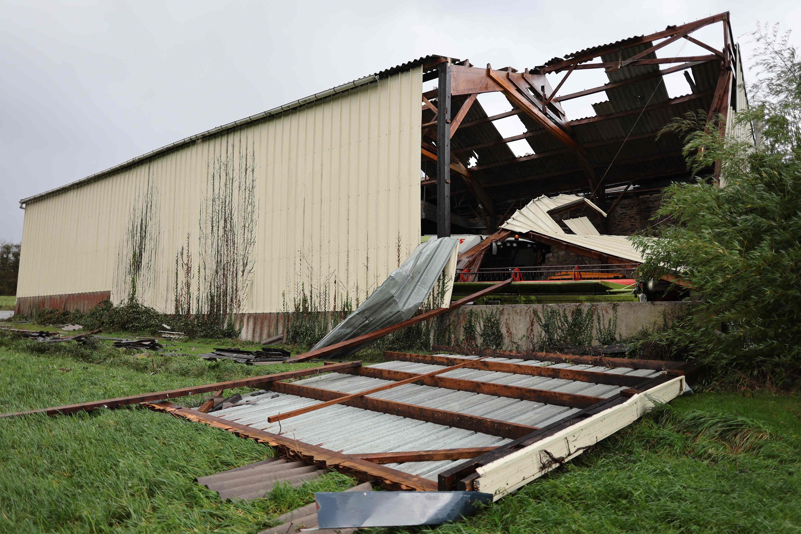 Saint-Nic (Finistère), jeudi 2 novembre. Un hangar détruit après le passage de la tempête Ciaran. AFP/Fred Tanneau