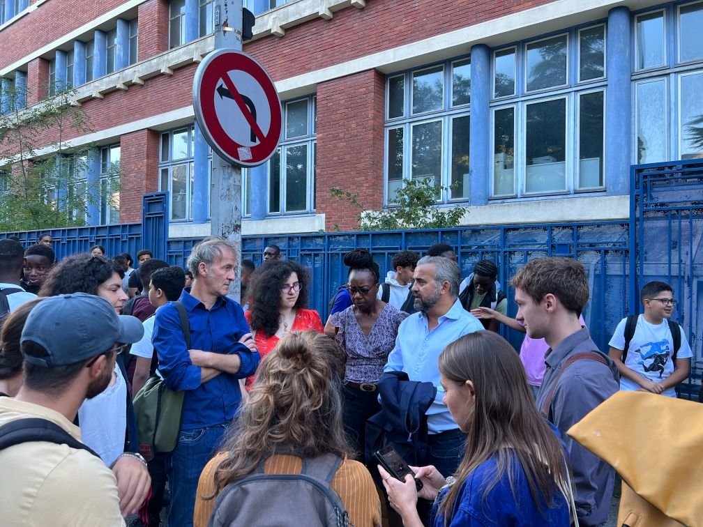 Bagnolet (Seine-Saint-Denis), vendredi 8 septembre. Un rassemblement a été organisé devant le collège Travail-Langevin en présence du député Alexis Corbière (chemise bleu clair), venu apporter son soutien à la communauté éducative. DR