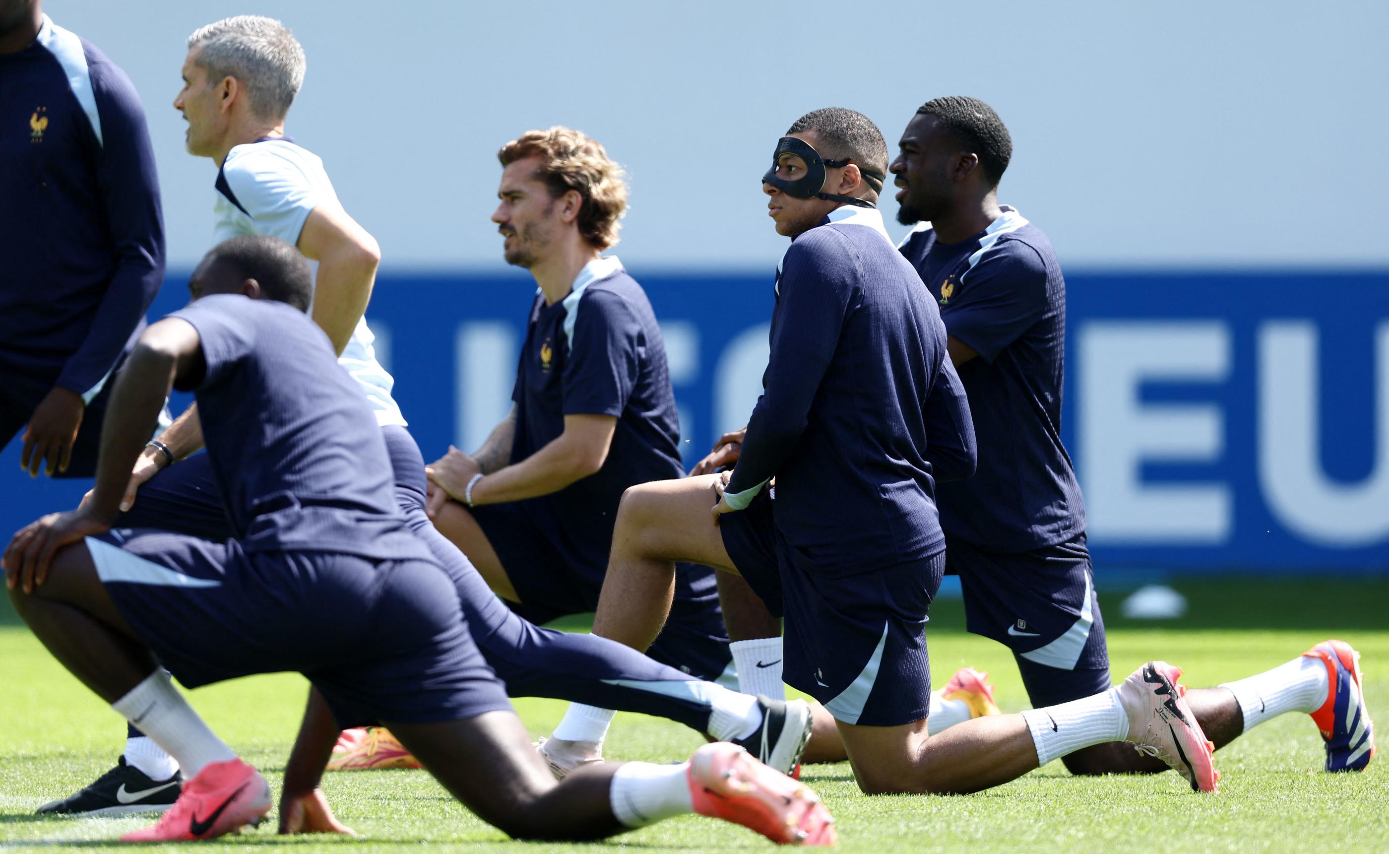 Kylian Mbappe et Antoine Griezmann ont participé ce lundi au dernier entraînement avant France-Pologne. Le premier devrait débuter à l'inverse du second. AFP/Franck Fife