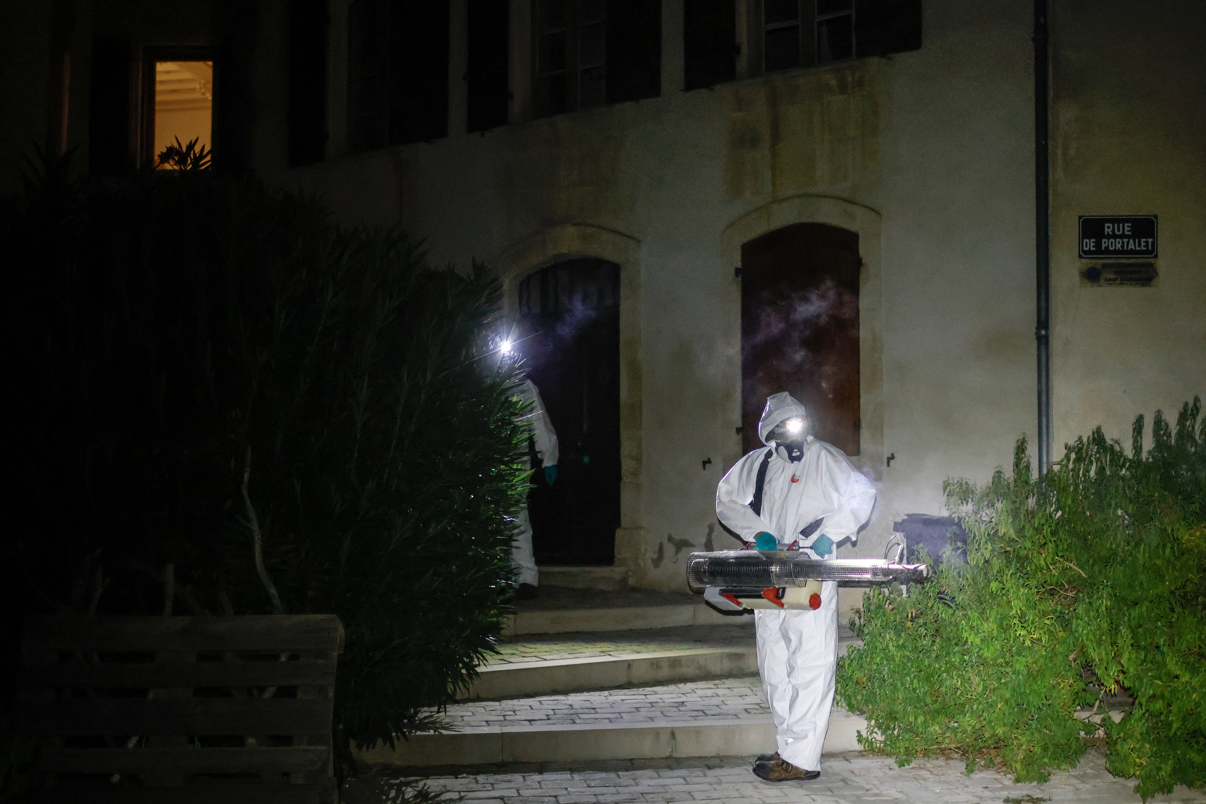 Pour prévenir de nouveaux cas de dengue, une vaste opération de démoustication a été organisée dans la commune de Boulbon (Bouches-du-Rhône) dans la nuit du mercredi 27 septembre. LP/Arnaud Dumontier