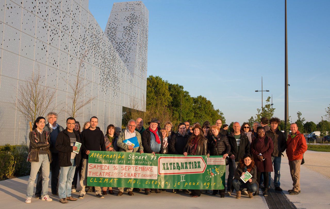 <b></b> Lieusaint, le 20 avril. Une partie des bénévoles d’Alternatiba Sénart au Théâtre-Sénart. C’est ici que se tiendra la IIe édition de ce festival des solutions contre le dérèglement climatique, le 16 septembre.