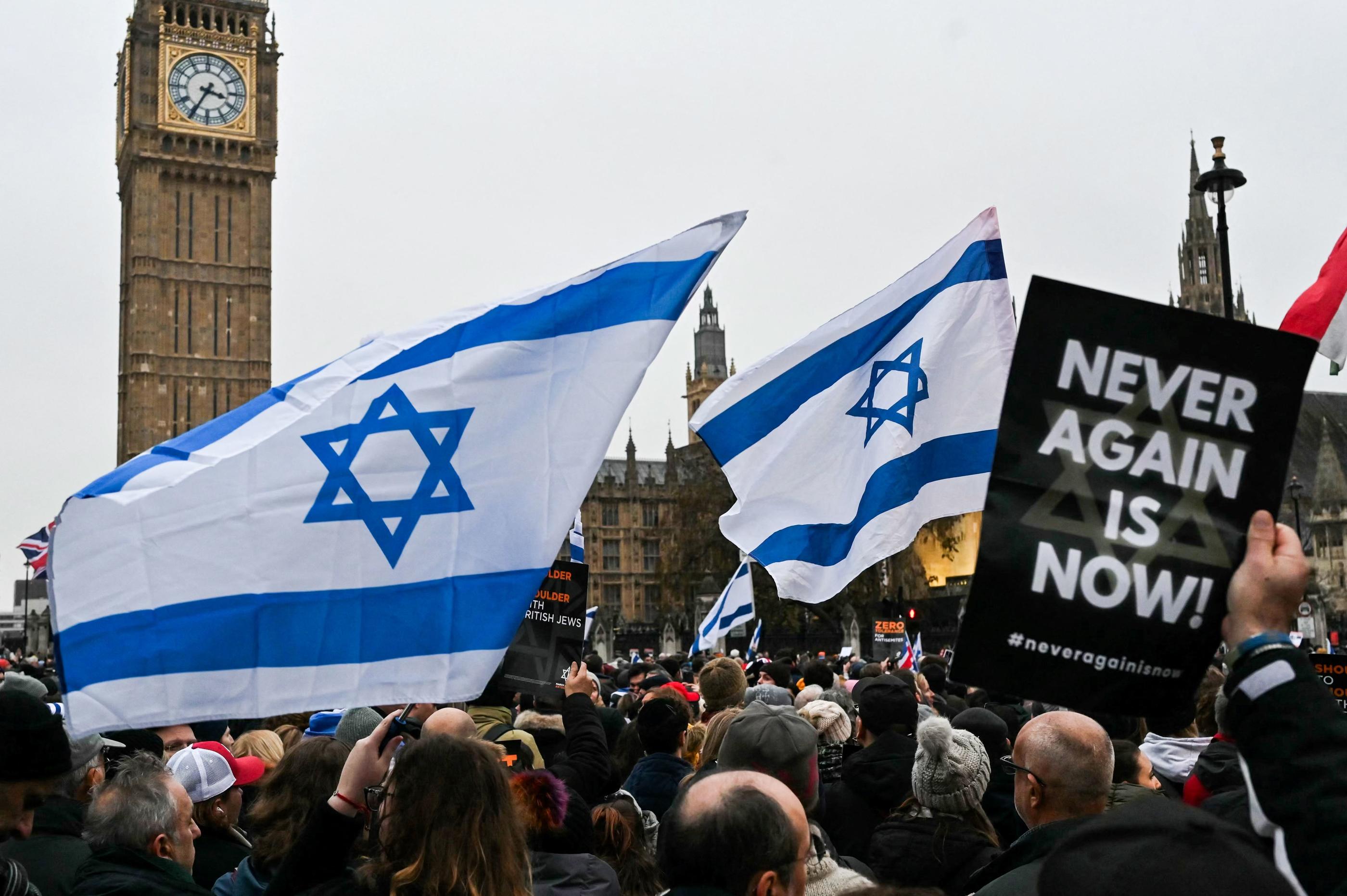 Des manifestants agitent des drapeaux israéliens et tiennent des pancartes devant le Big Ben, dans le centre de Londres, à l'occasion d'une marche contre l'antisémitisme organisée ce dimanche 26 novembre 2023. AFP/ Justin Tallis