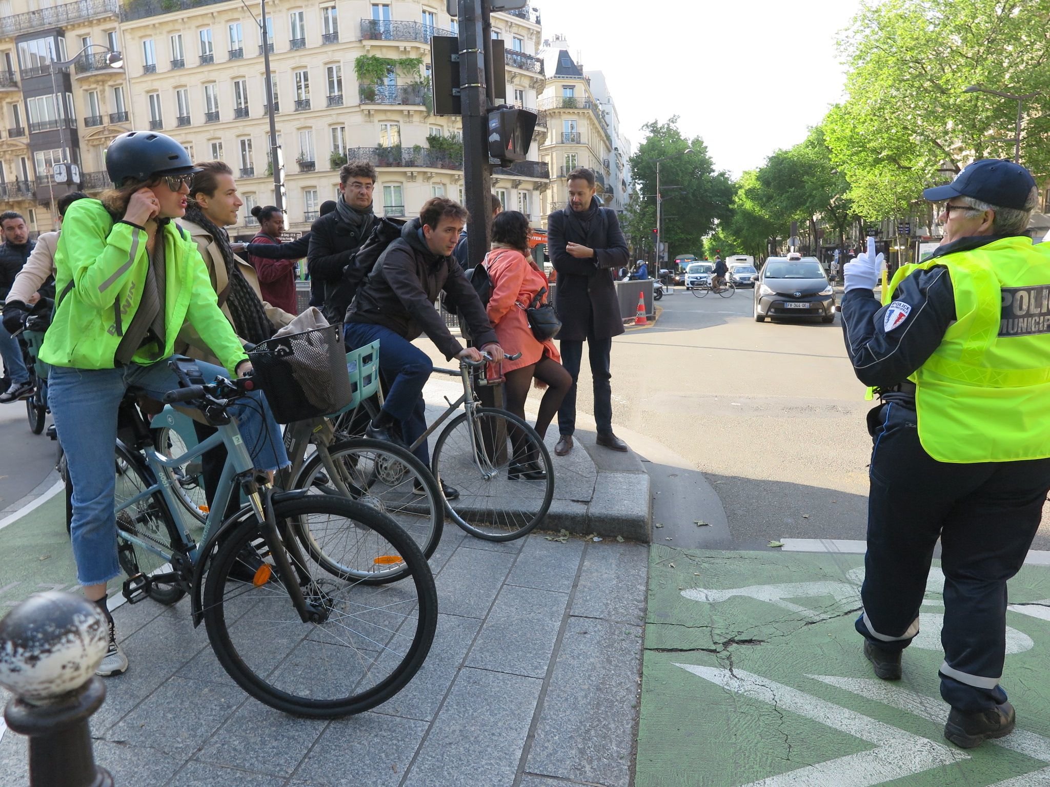 A Paris, la police interdit de rire - c'est vrai !