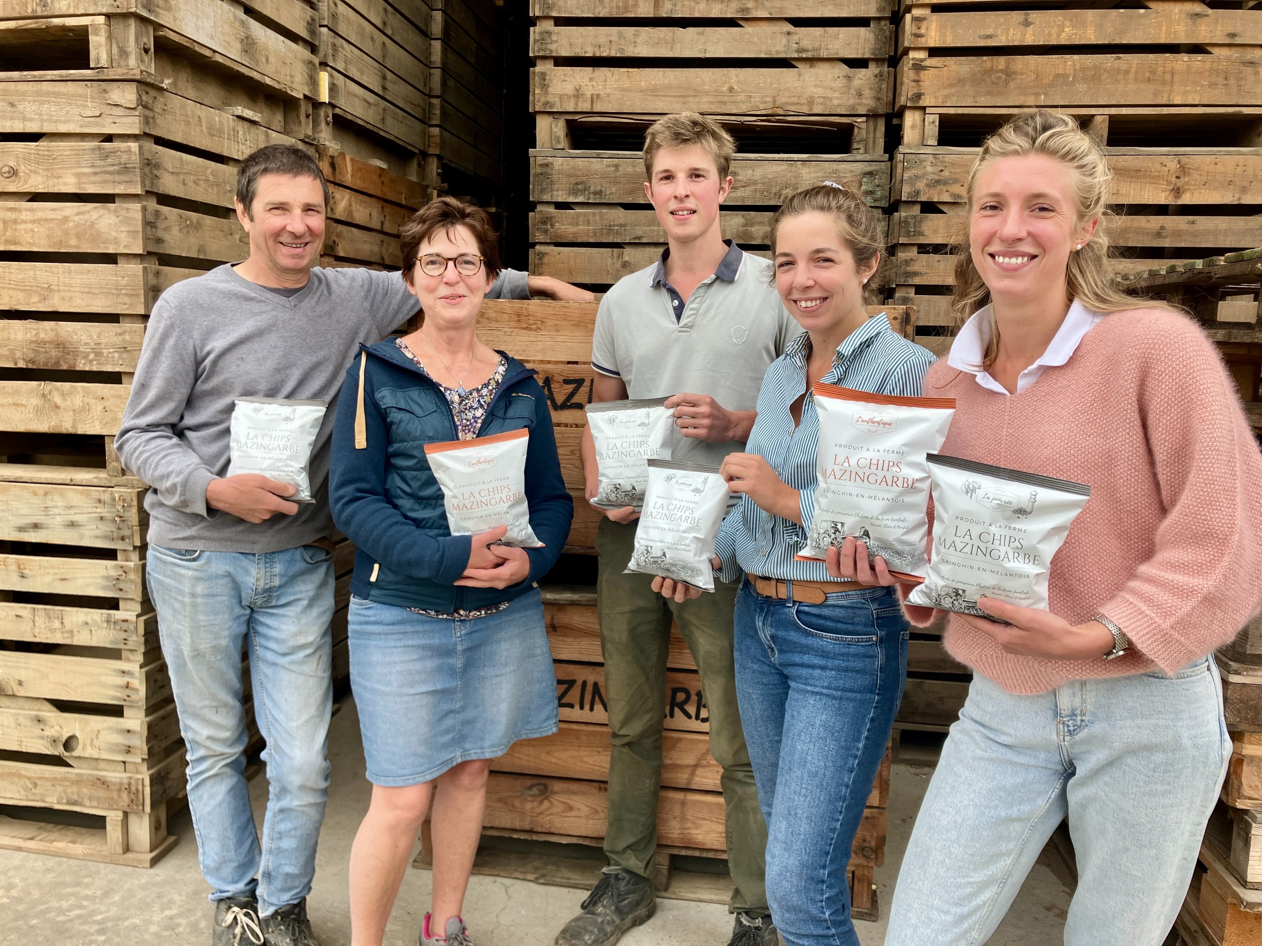 À Sainghin-en-Mélantois (Nord), la famille Mazingarbe s'est mise fin 2021 à la production de chips fermières. Les parents, Martine et Vincent, 55 et 57 ans, ont été rejoints par leurs trois enfants : Marion (29 ans), Claire (27 ans) et Martial (24 ans). LP/Clémence de Blasi