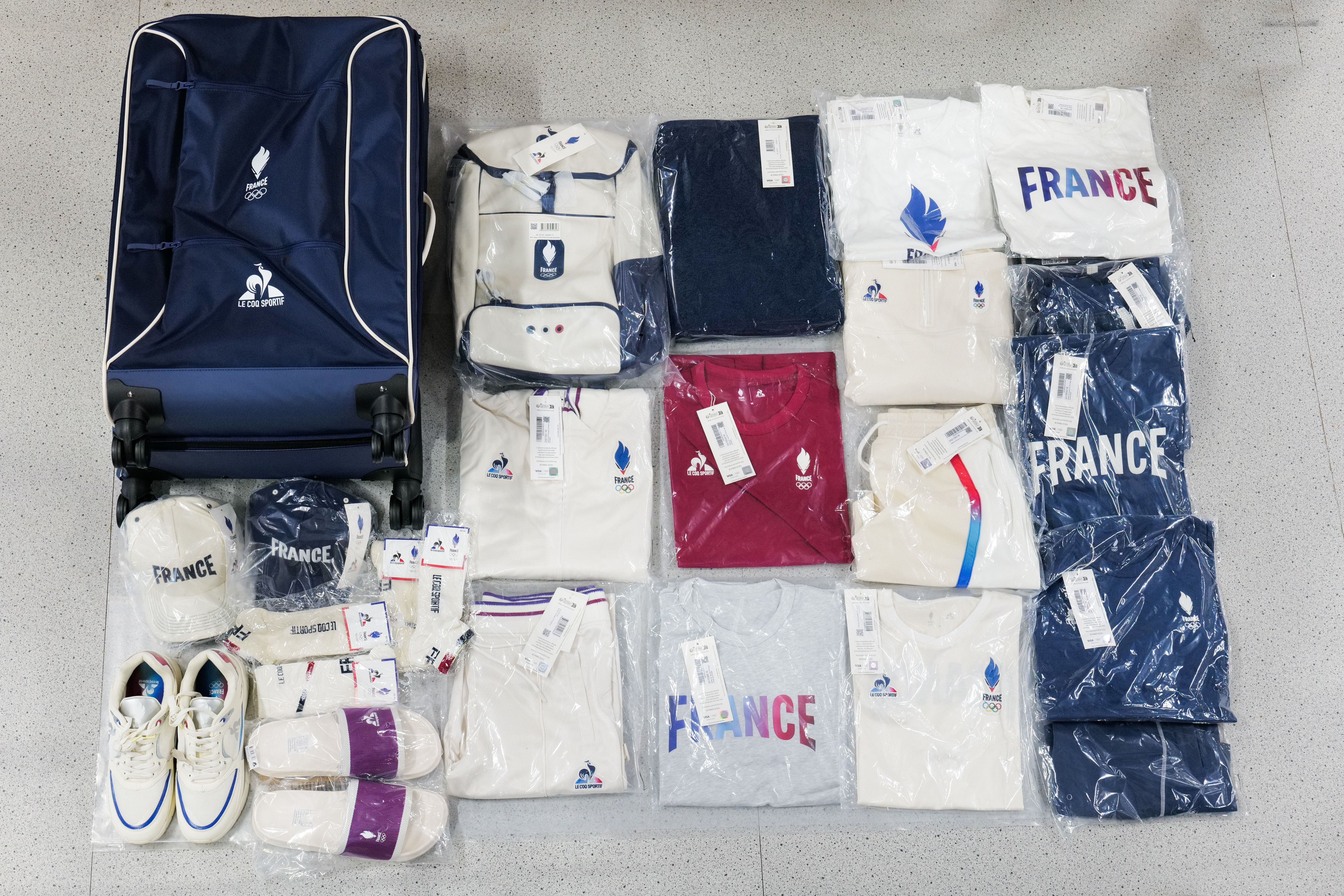 JO 2024 decouvrez le contenu des valises Le Coq sportif destinees aux athletes francais en avant premiere Le Parisien