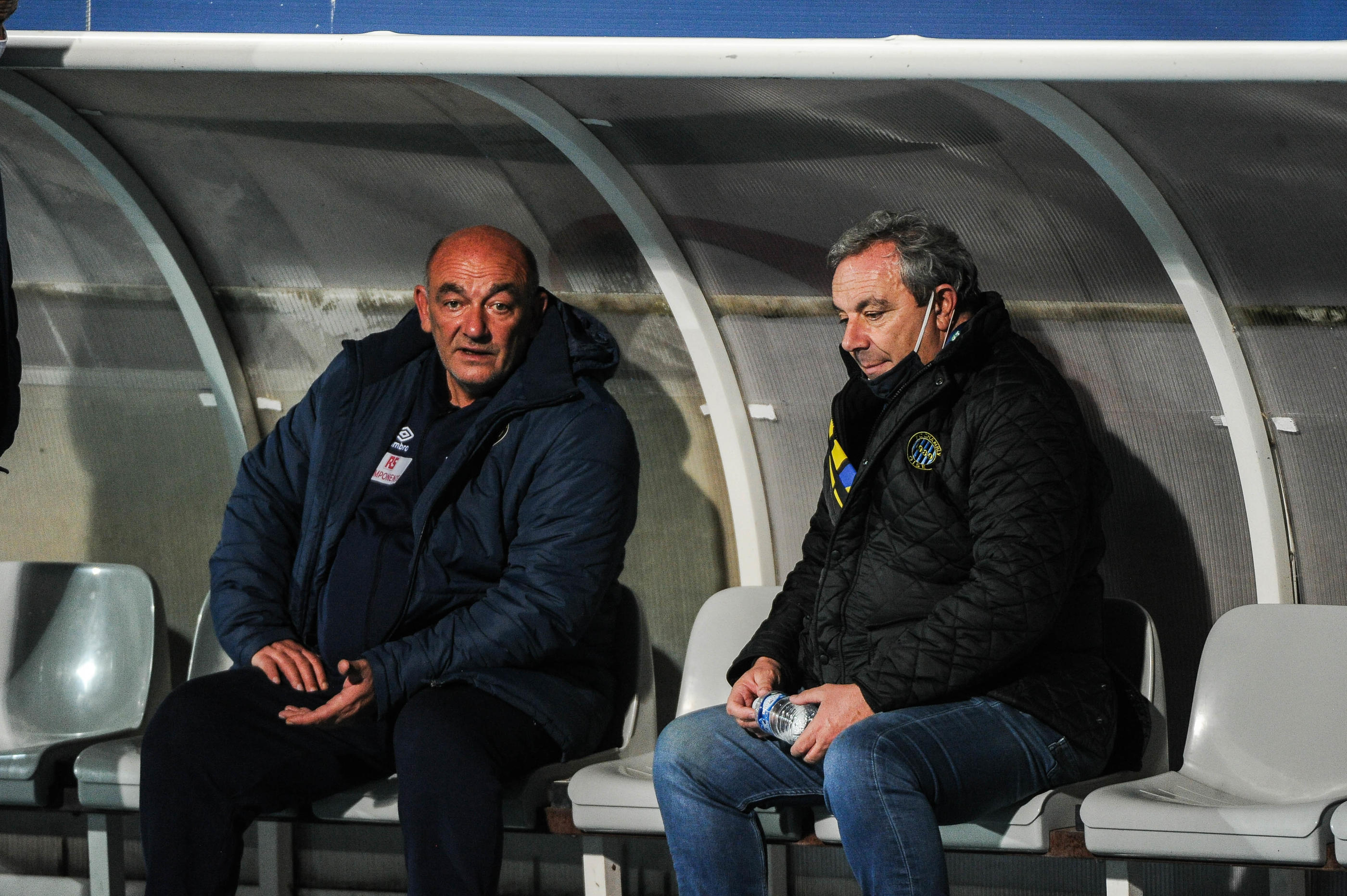 Bruno Luzi (à gauche) entraînait le FC Chambly depuis 22 ans. Son frère et président du club, Fulvio Luzi, l'a écarté pour nommer Gaharo Doucouré à six journées de la fin du championnat. Icon Sport/Johnny Fidelin