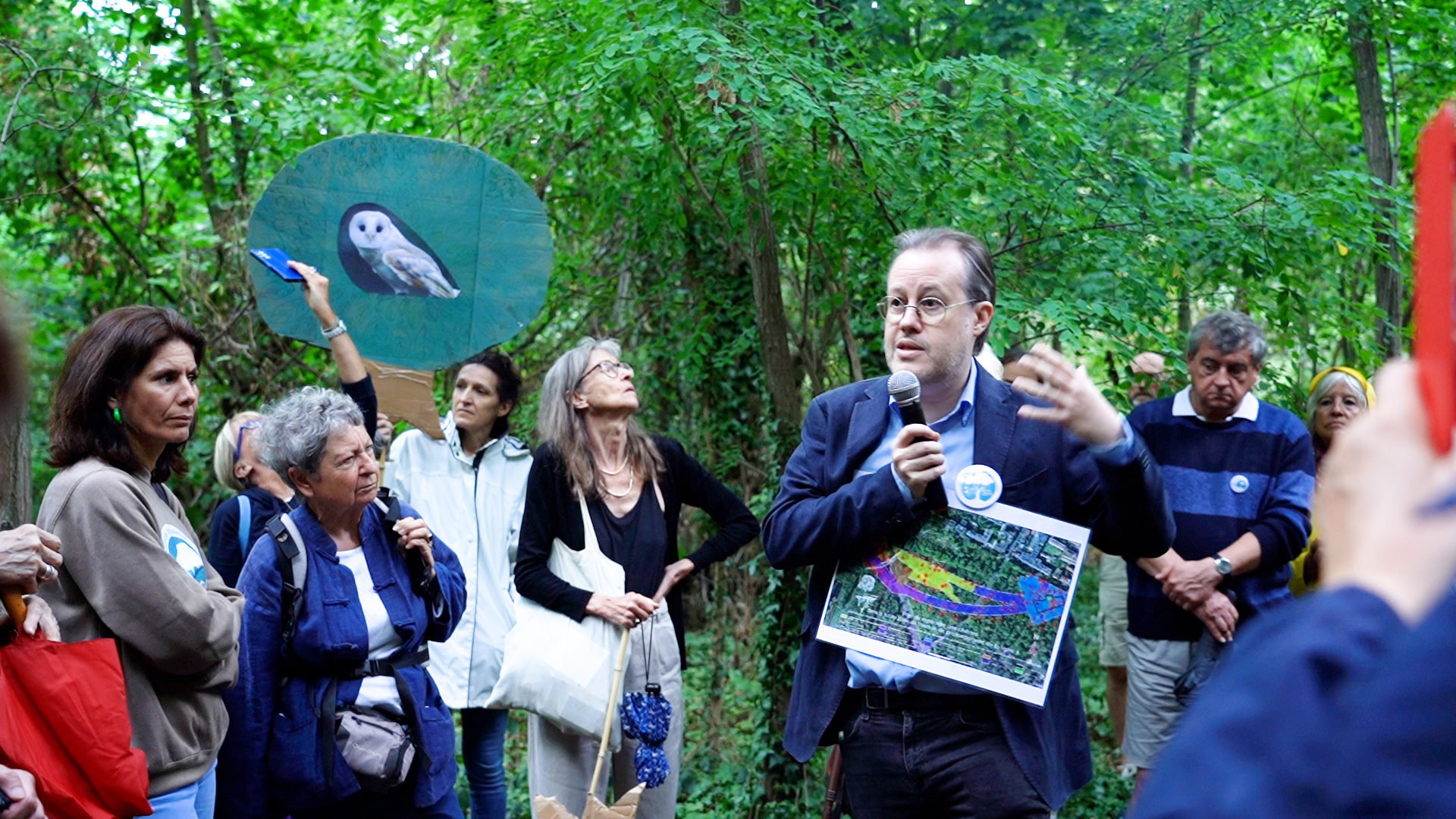 Plusieurs association de défense de l’environnement ont appelé à se mobiliser contre le projet de couper des centaines d’arbres du bois de Vincennes pour prolonger la ligne 1 du métro. Près de deux cents manifestants ont répondu à l’appel et se sont réunis le 10 septembre dans le bois pour protester contre cette catastrophe écologique.