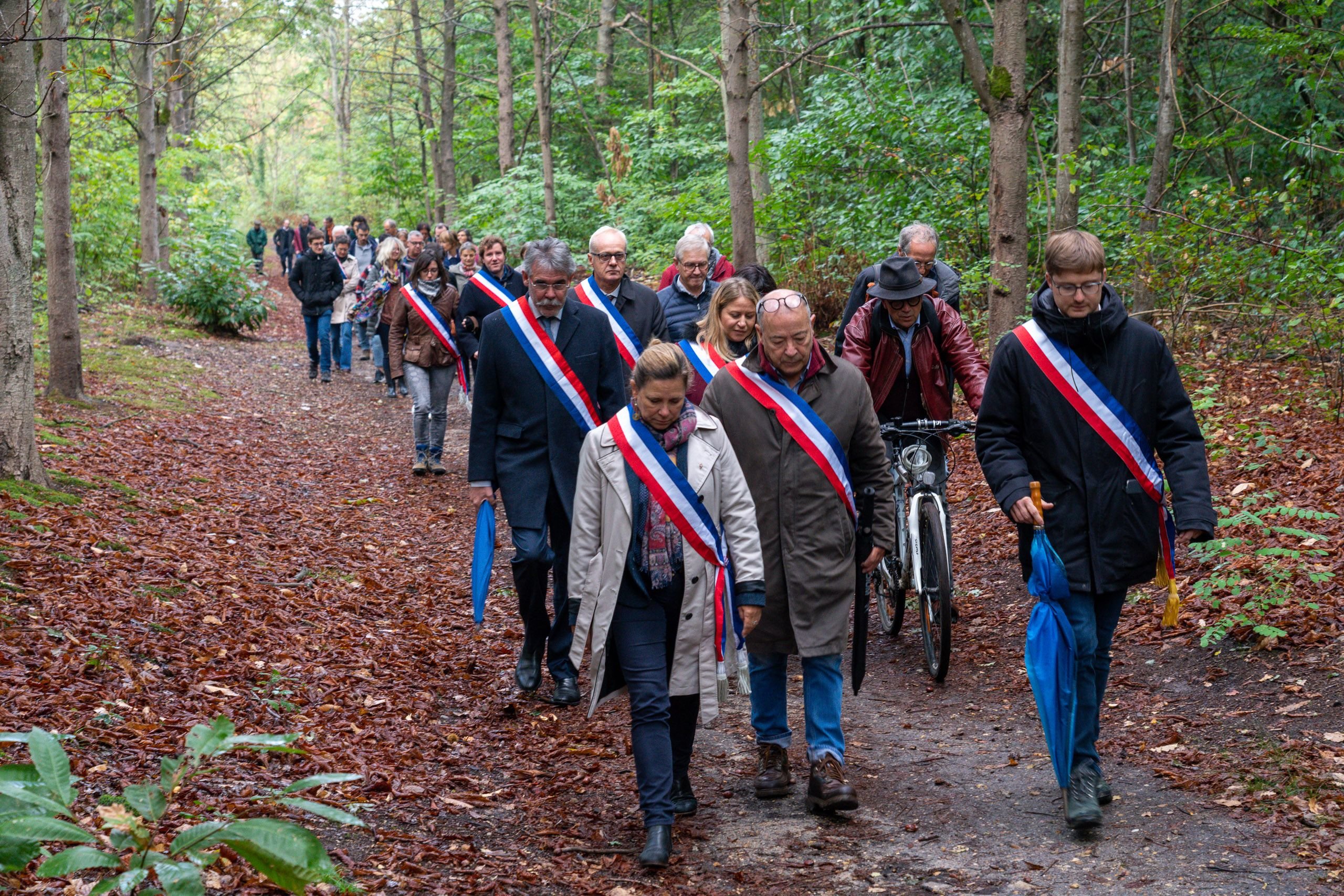Verneuil-sur-Seine (Yvelines), le 27 septembre 2022. Élus, responsables d'associations et riverains ont traversé la forêt pour protester contre le projet de déviation de la RD154. DR