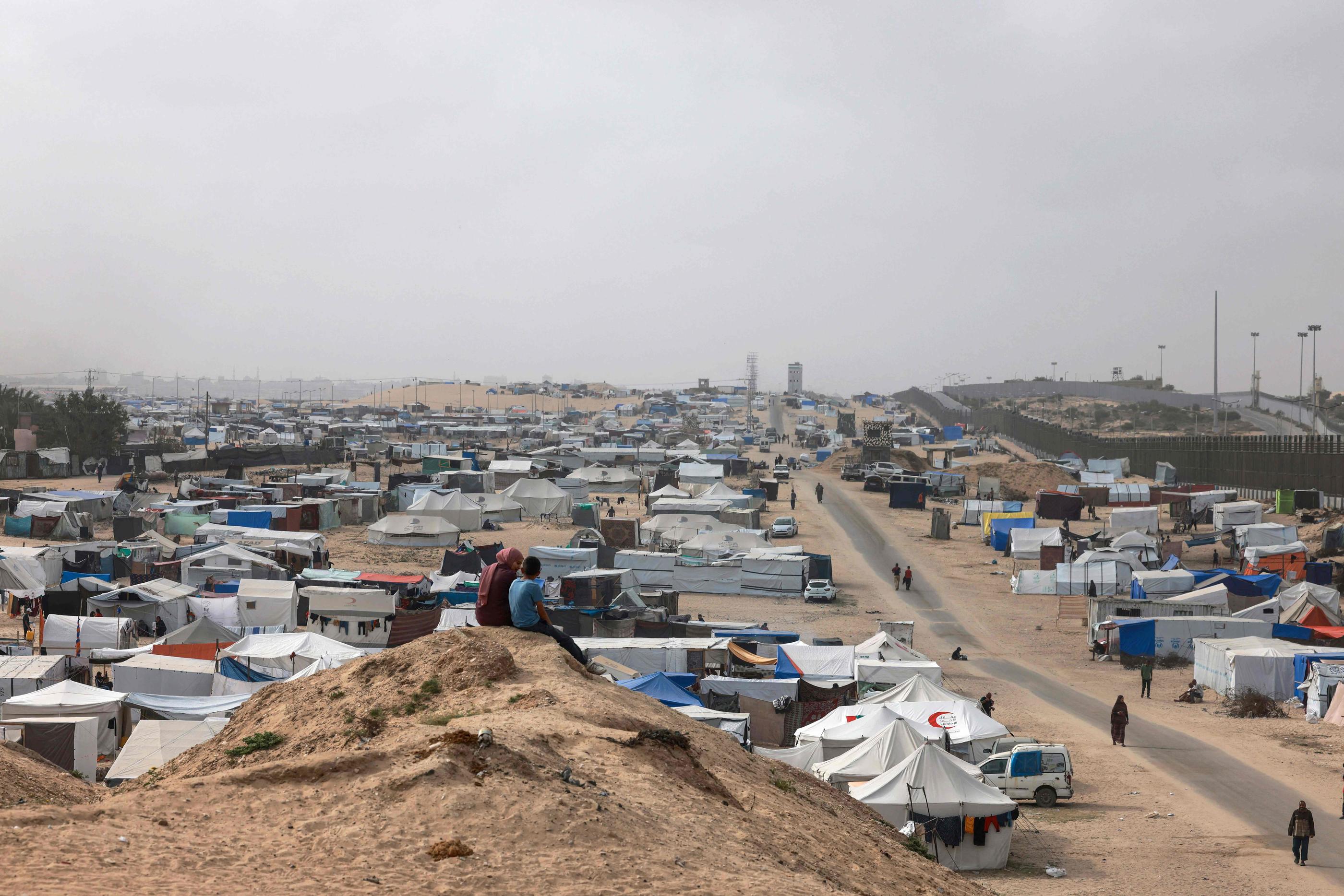 De nombreuses capitales et organisations humanitaires redoutent un bain de sang dans la ville de Rafah où s’entassent un million et demi de Palestiniens, pour beaucoup dans des camps de tentes, sans eau ni électricité. AFP/MOHAMMED ABED