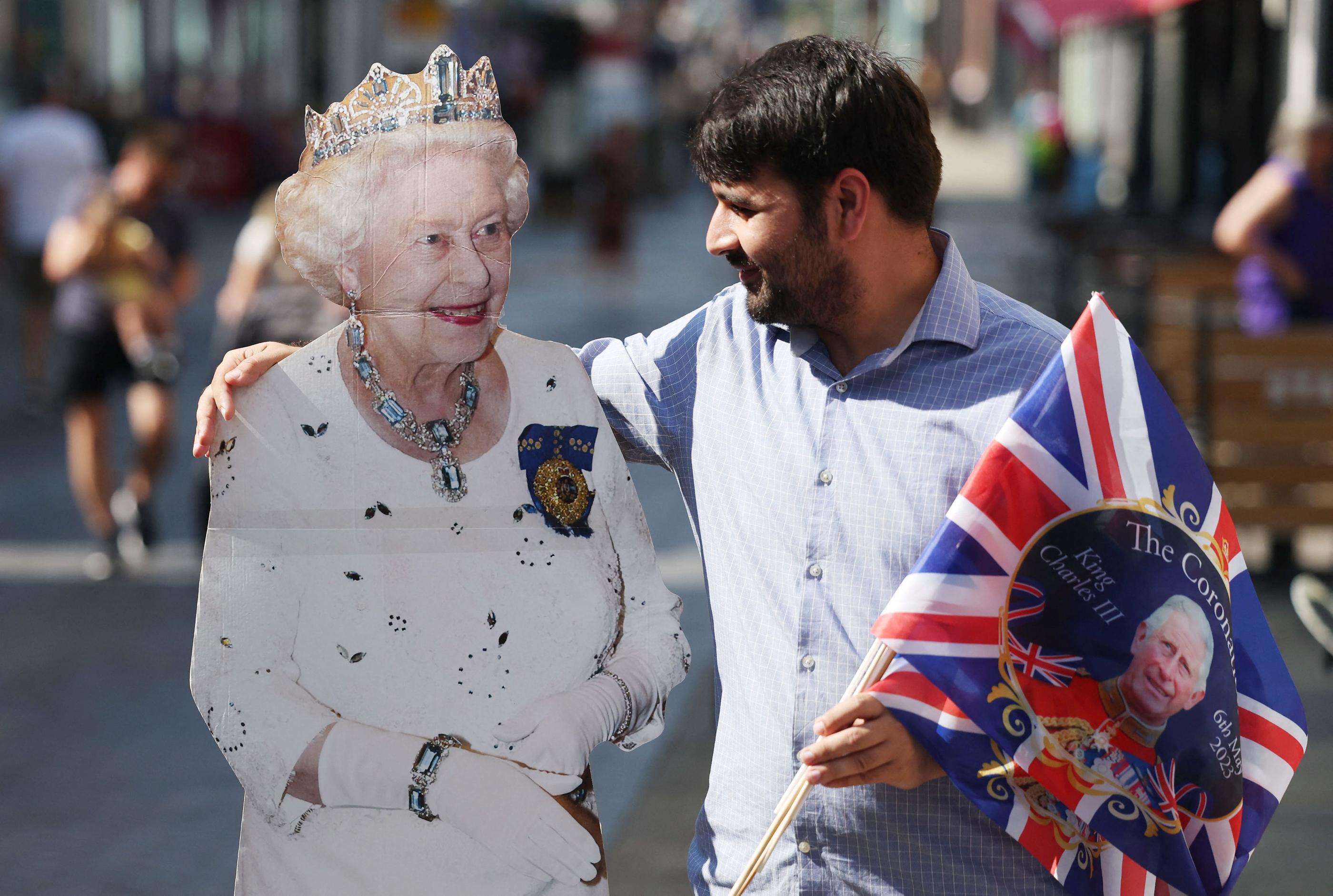 Un homme pose avec une reproduction grandeur nature de la reine Élisabeth II à Windsor, en Grande-Bretagne, le 7 septembre 2023. MAXPPP/EPA/NEIL HALL
