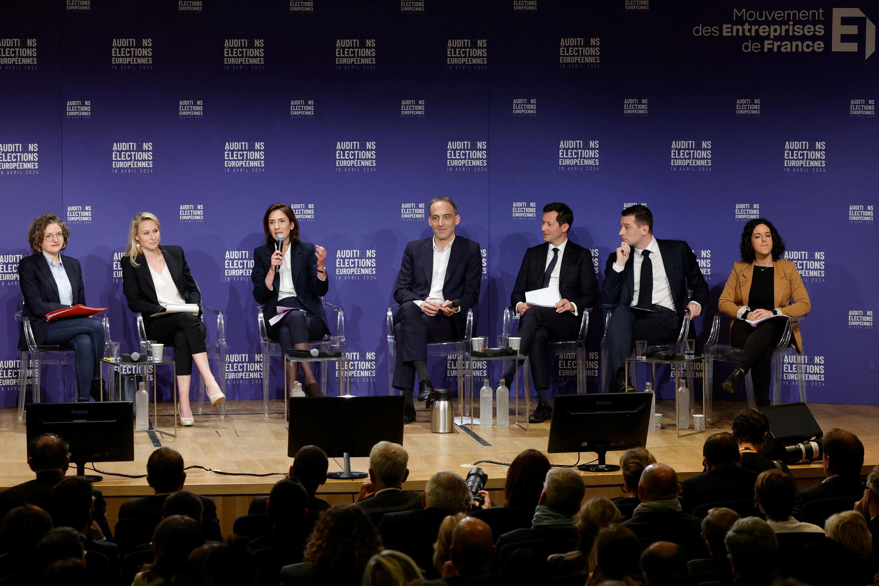 Les sept principaux candidats aux élections européennes ont débattu, le 18 avril à Paris, face aux patrons du Medef. AFP/Geoffroy Van Der Hasselt
