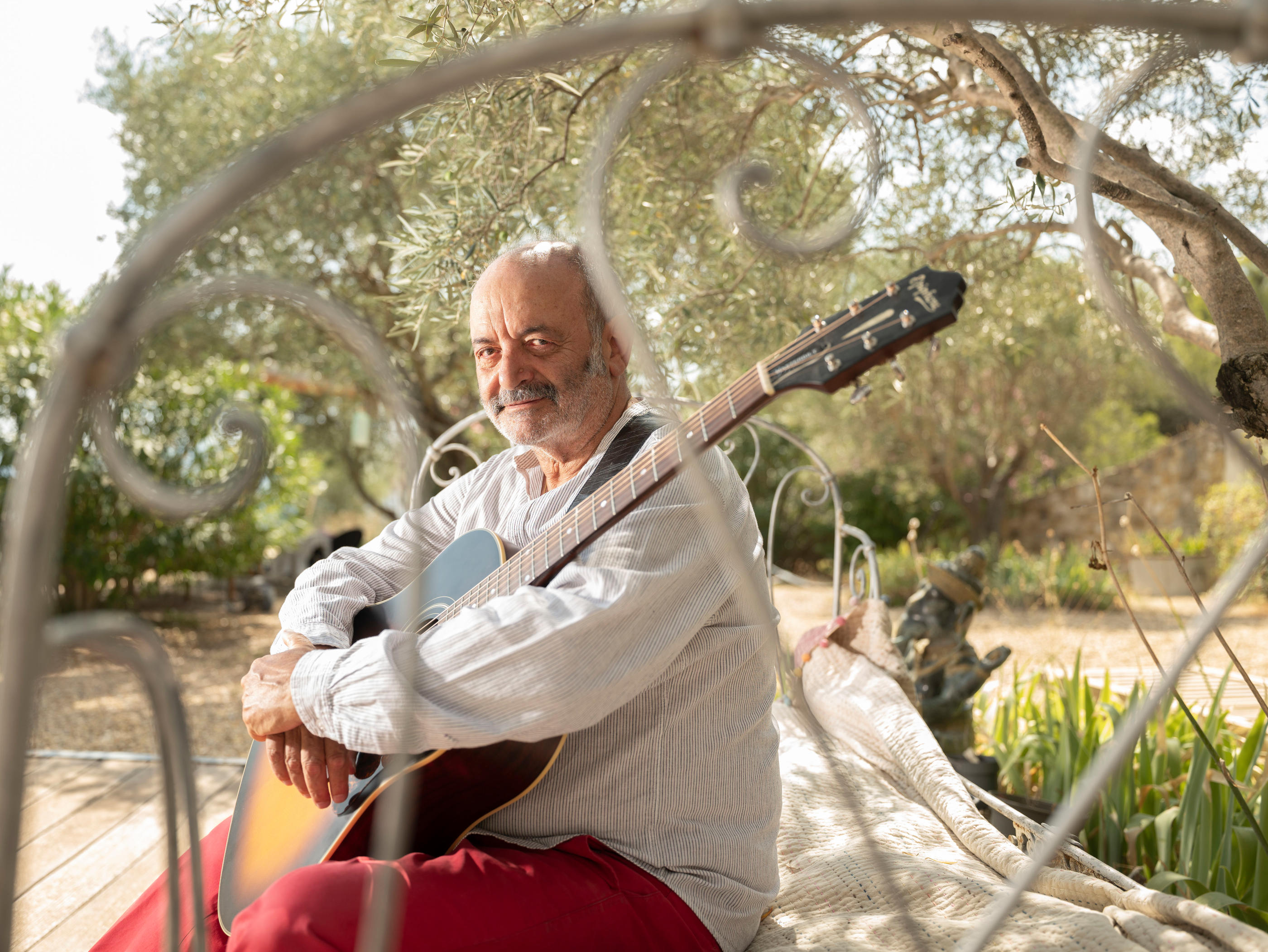 Dans le Vaucluse, le 28 août. « Je suis un chercheur d’émotions, résume Louis Chedid à son domicile. J'ai envie de solariser la vie des gens. » LP/ Patrick Gherdoussi