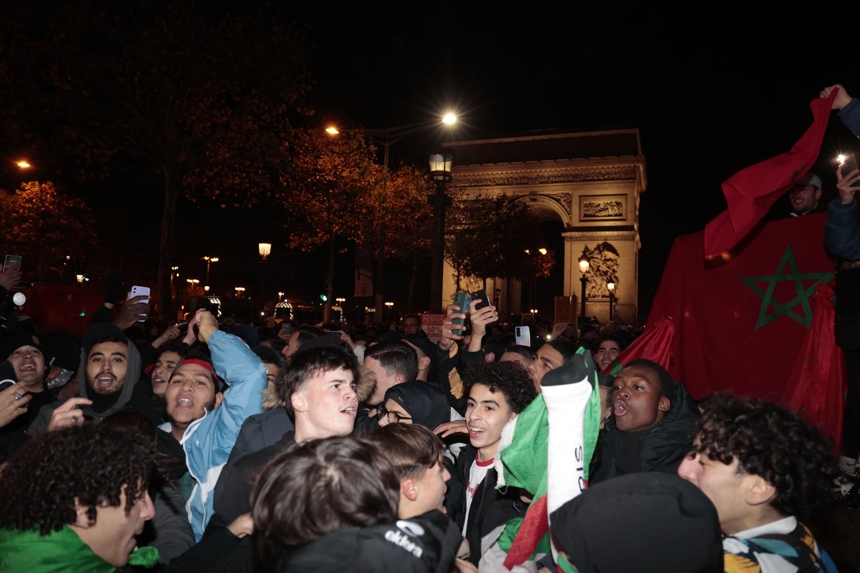 Les supporters marocains, mais aussi des fans des autres équipes du Maghreb sont venus festoyer sur les Champs-Elysées après la qualification historique des Lions de l'Atlas. LP/Thomas Hubert