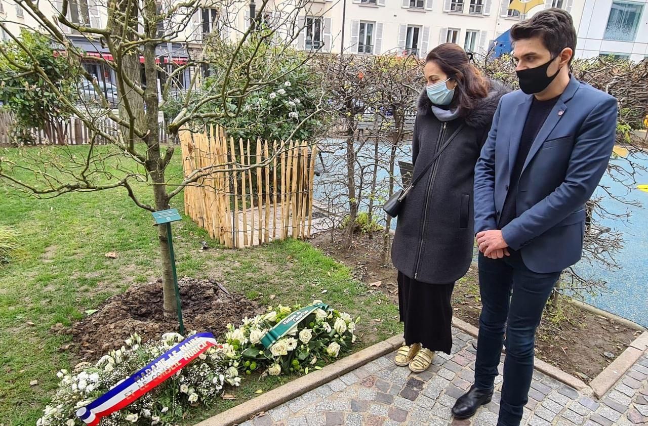 <b></b> Julie Grasset et David Xavier Weiss, adjoint au maire de Levallois-Perret, se recueillent devant l'espace mémoriel en hommage aux victimes du Covid-19 inauguré dans le square Jean-Pierre-Gratzer.