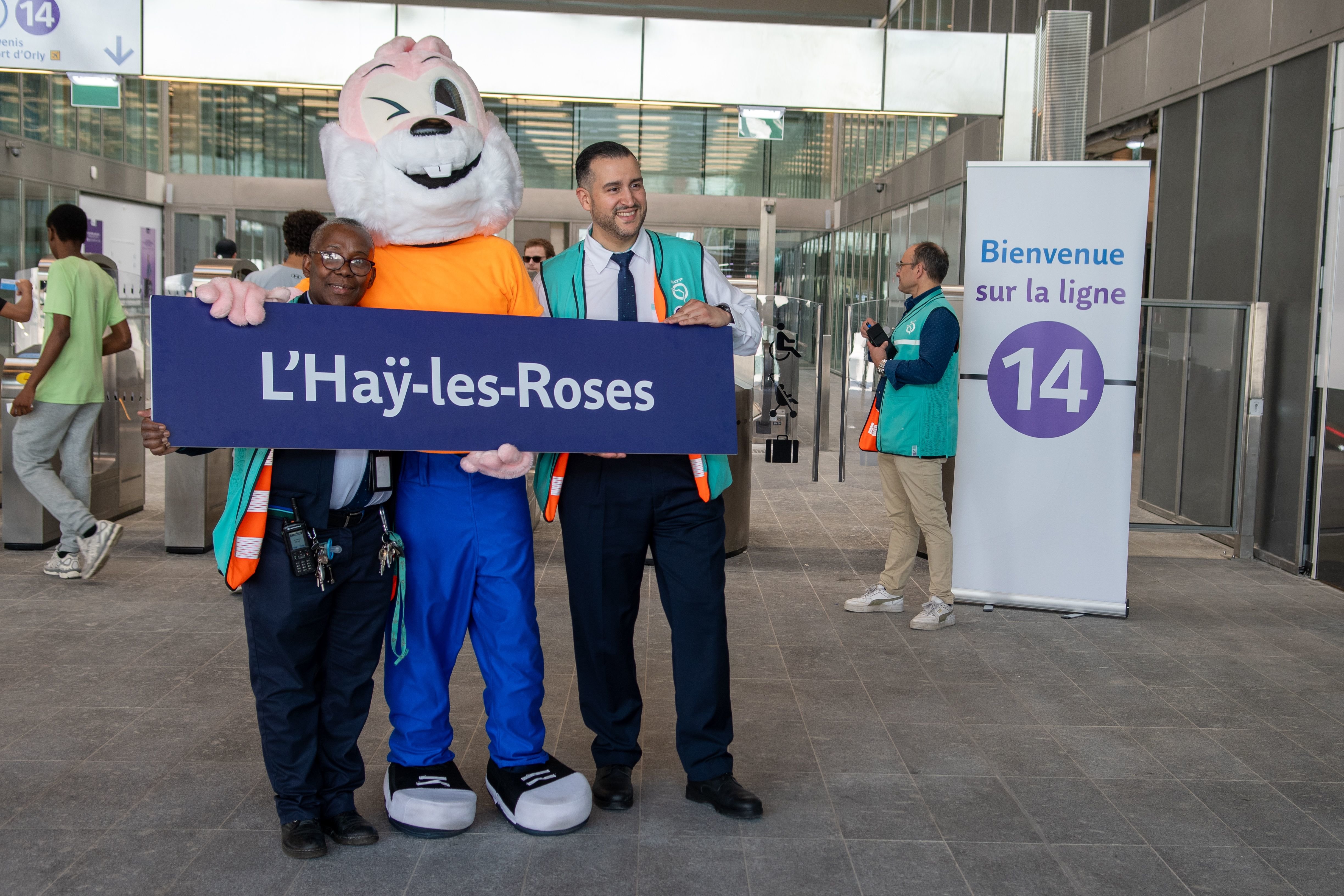 L'Haÿ-les-Roses (Val-de-Marne), ce lundi 24 juin. Les voyageurs étaient accueillis en gare par Serge le lapin du métro parisien pour une séance de photos souvenirs. LP/Marion Sillion