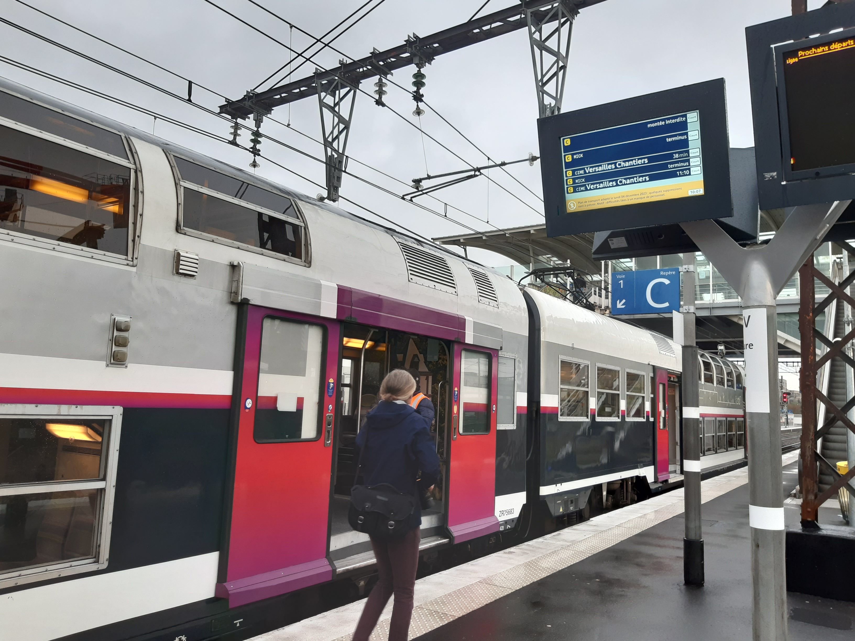 Versailles (Yvelines), le 4 décembre 2023. Les usagers ont découvert la ligne V, qui relie Les gares de Versailles-Chantiers à Massy-Palaiseau. Ce tronçon est désormais déconnecté du RER C. LP/Véronique Beaugrand