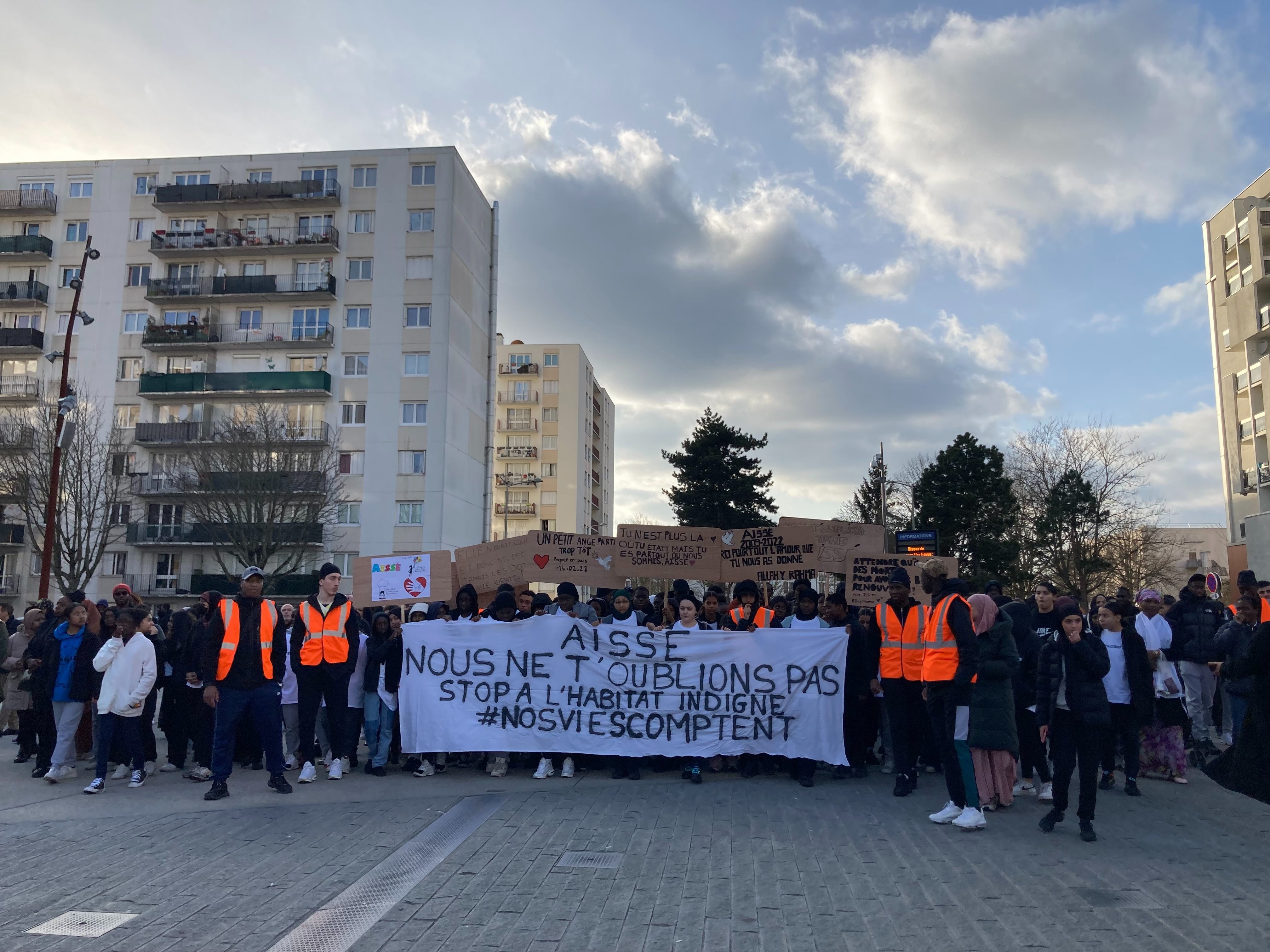Garges-lès-Gonesse, dimanche 19 février. La marche blanche en hommage à Aissé était aussi l'occasion de dénoncer les "marchands de mort" que sont les propriétaires véreux. LP/A.C.