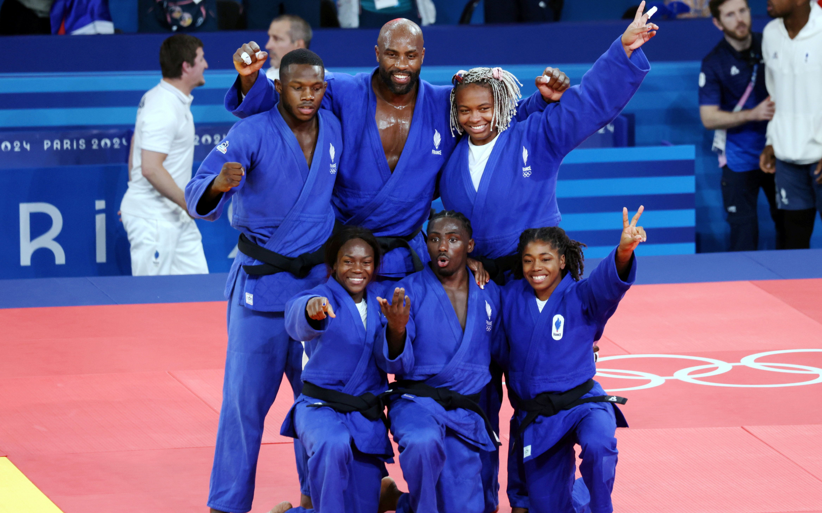 Le samedi 3 août, les judokas français décrochent la médaille d’or en équipe mixte aux JO de Paris 2024, en s’imposant face aux japonais. LP/Jean-Baptiste Quentin