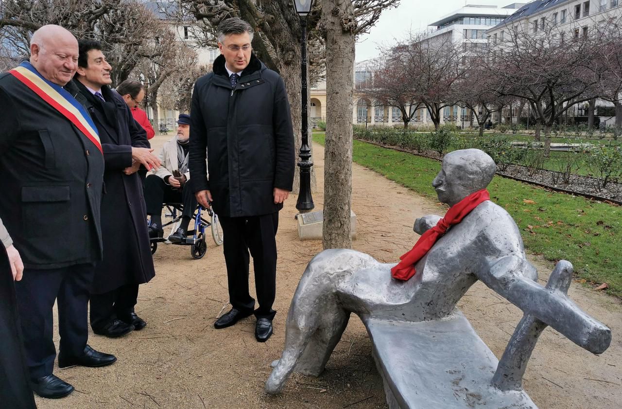 <b></b> Issy-les-Moulineaux, ce mardi matin. Le Premier ministre croate (à droite) a profité de son passage à Paris pour venir voir la sculpture de l’artiste croate Ivan Kožari?, donnée par la Croatie en 2014.