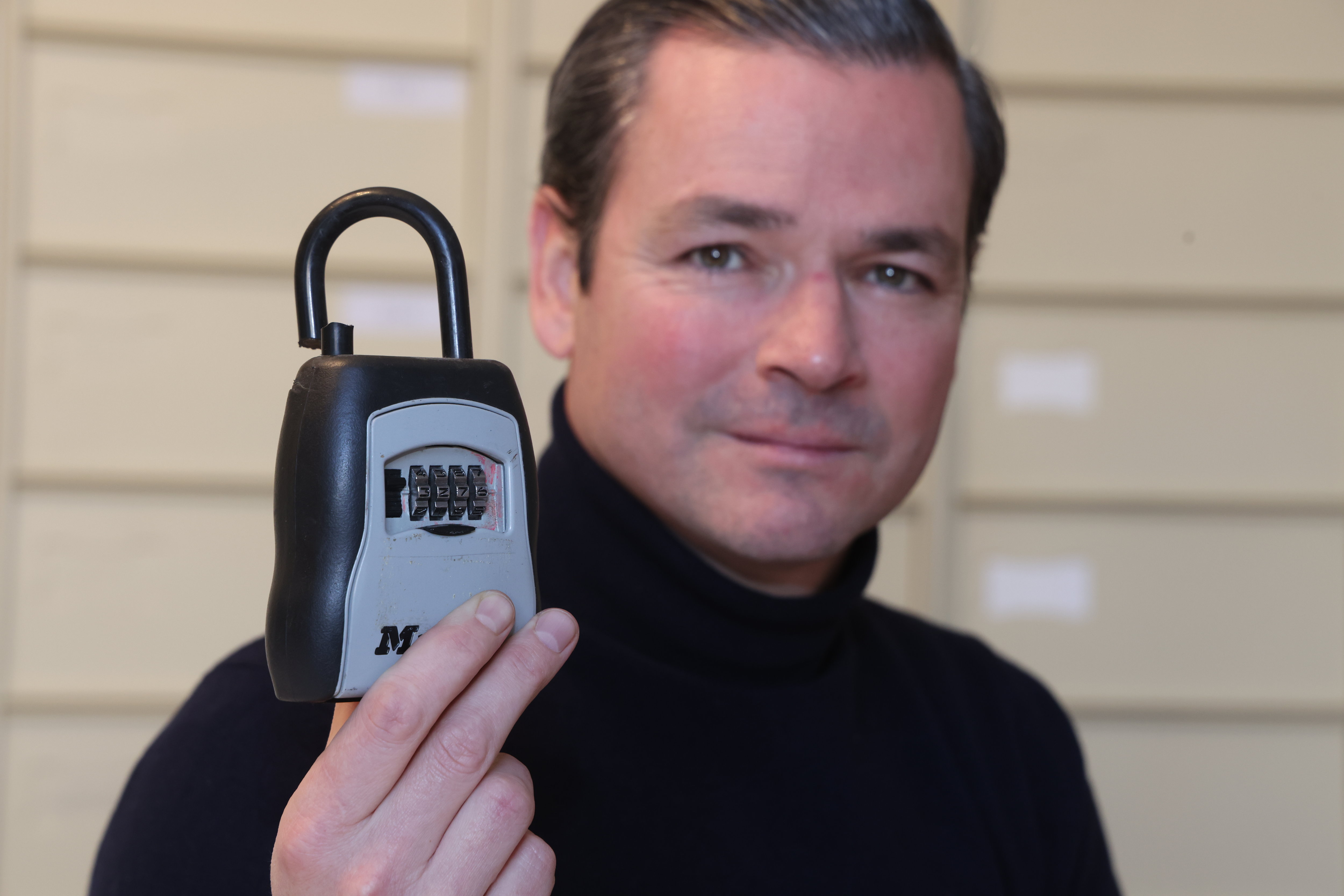 Gilles Frémont, gestionnaire de copropriété, constate que ces boîtes à clés installées illégalement se trouvent le plus souvent «aux derniers étages, là où les copropriétaires se rendent rarement». LP/Philippe Lavieille